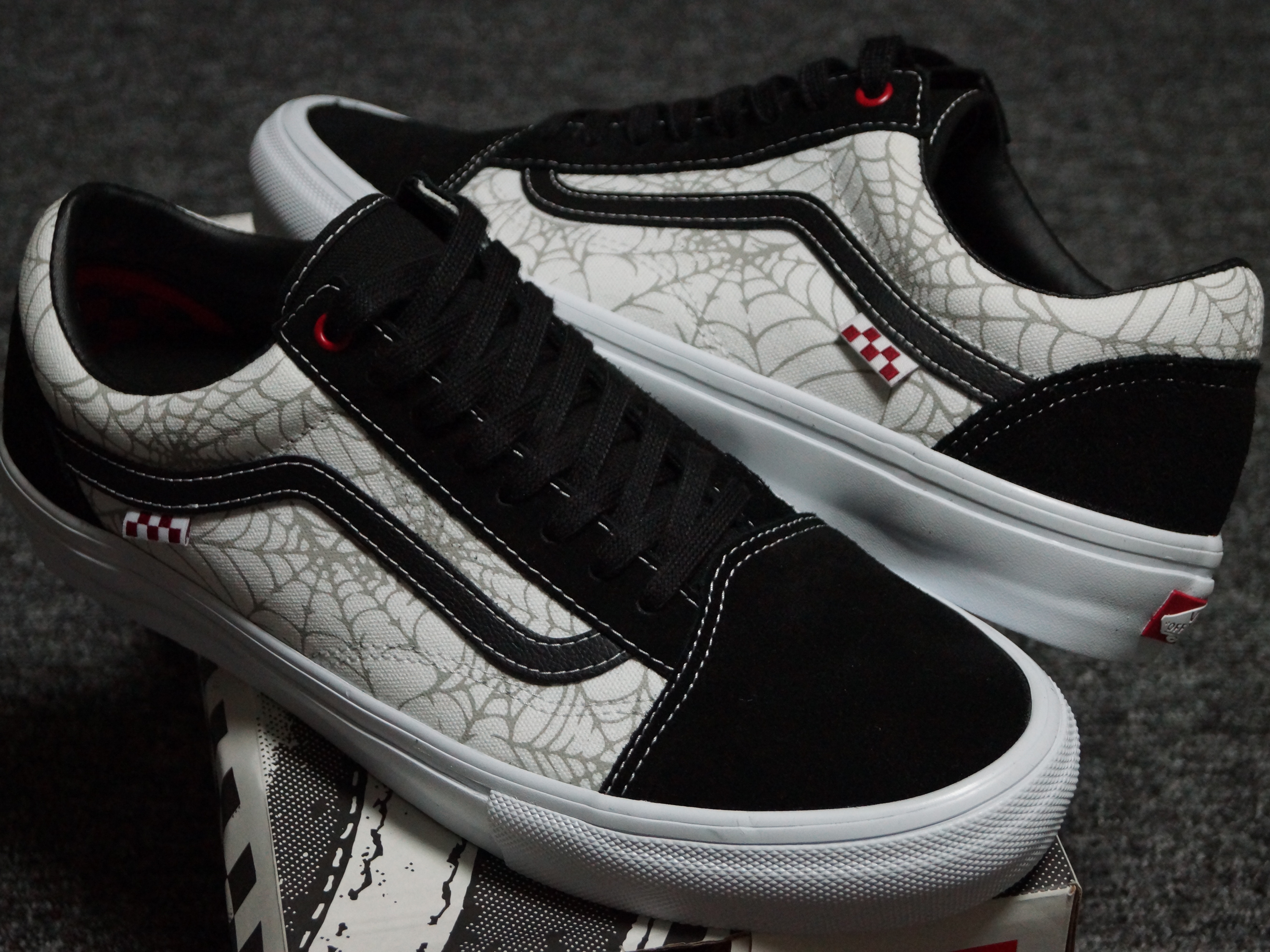 Vans Skate Old Skool Black Widow Spider Black 착용 스타일