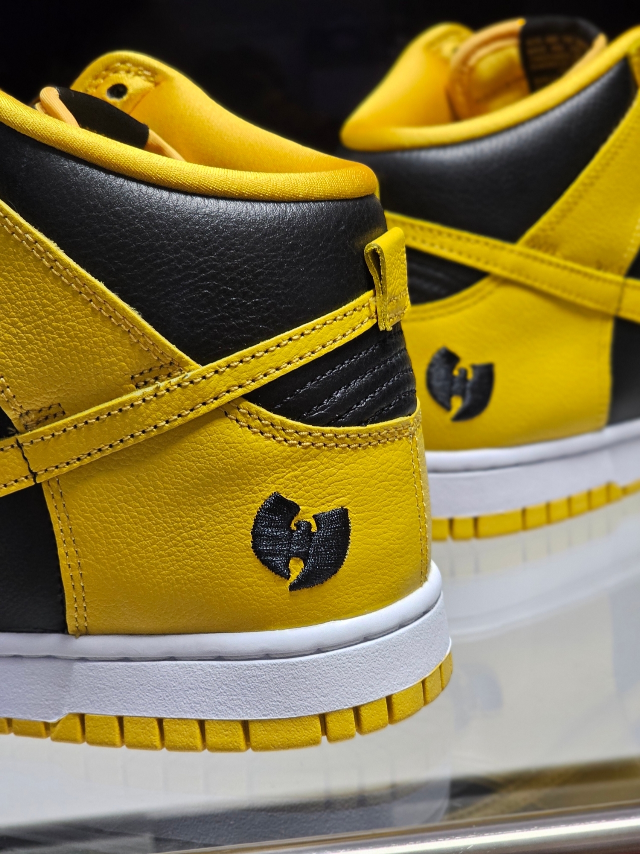 Nike Wu-Tang Clan Dunk High Black and Pollen 착용 스타일 - 5