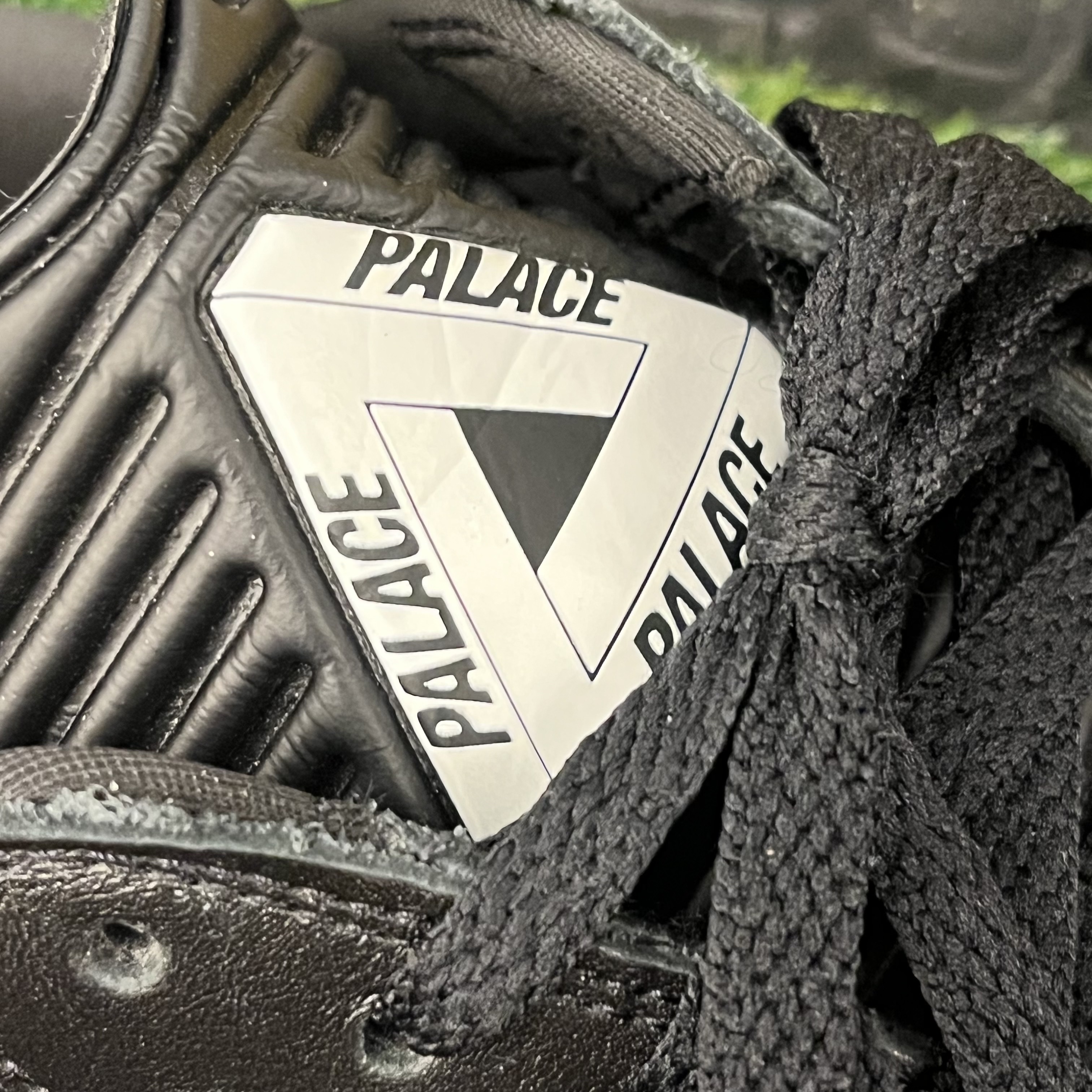Adidas x Palace Samba Black Silver 착용 스타일 - 3