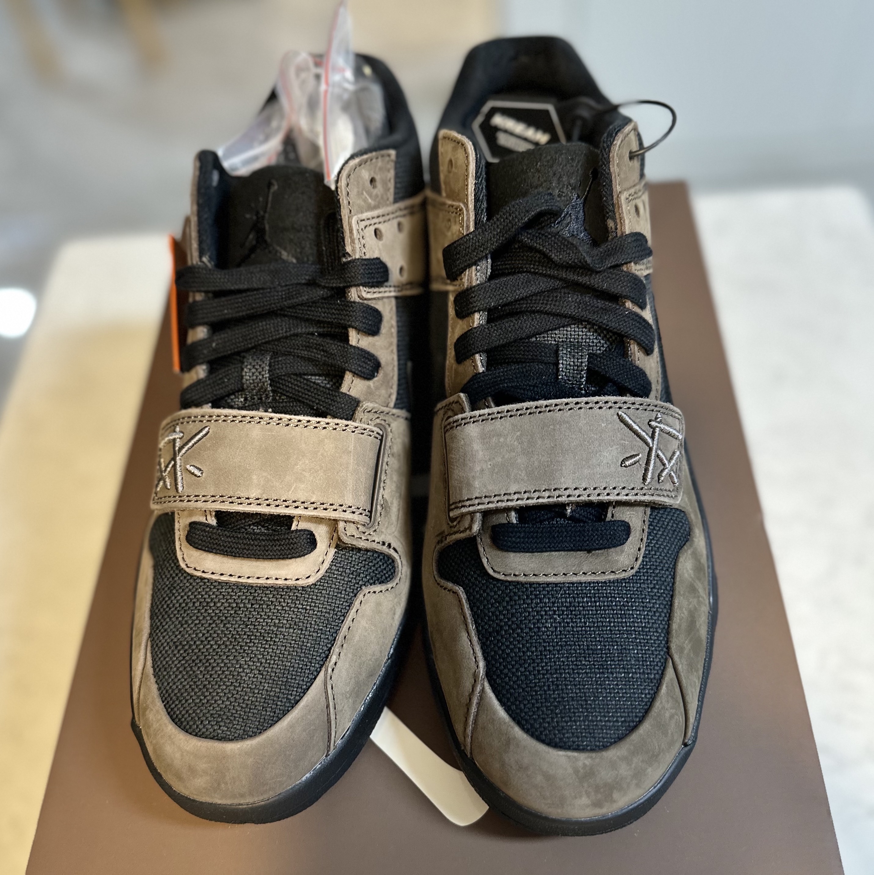 Jordan x Travis Scott Jumpman Jack TR Black and Dark Mocha 착용 스타일 - 4