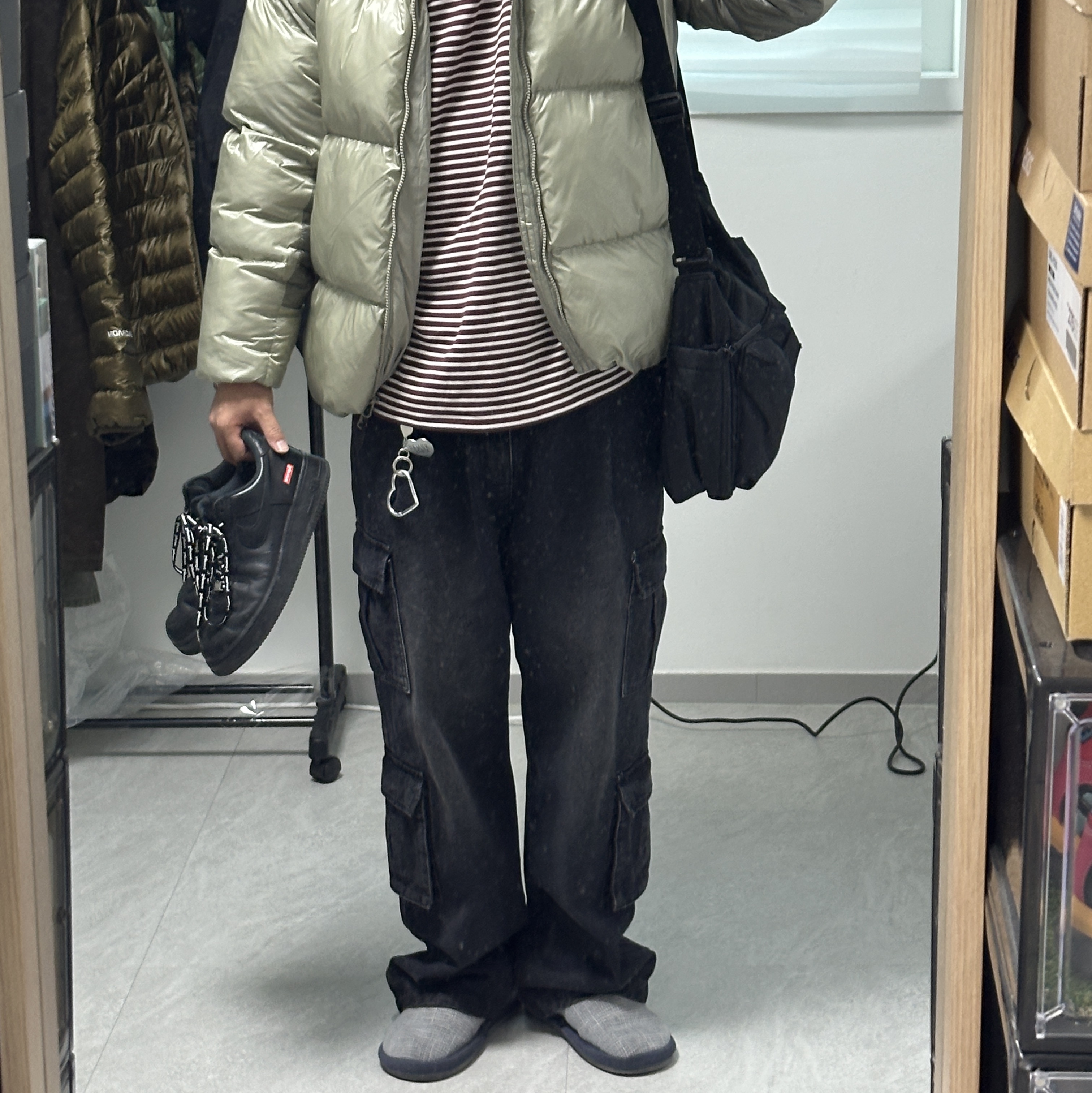 Nike x Supreme Air Force 1 Low Black, Uniqlo Multi Pocket Shoulder Bag Black 착용 스타일