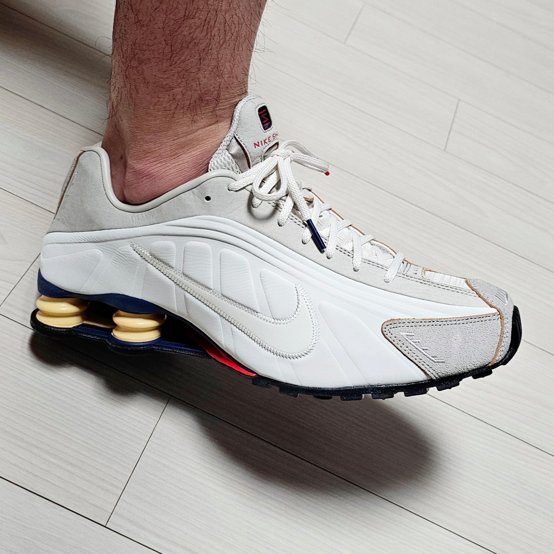 Nike Shox R4 PRM Light Iron Ore and Phantom 착용 스타일