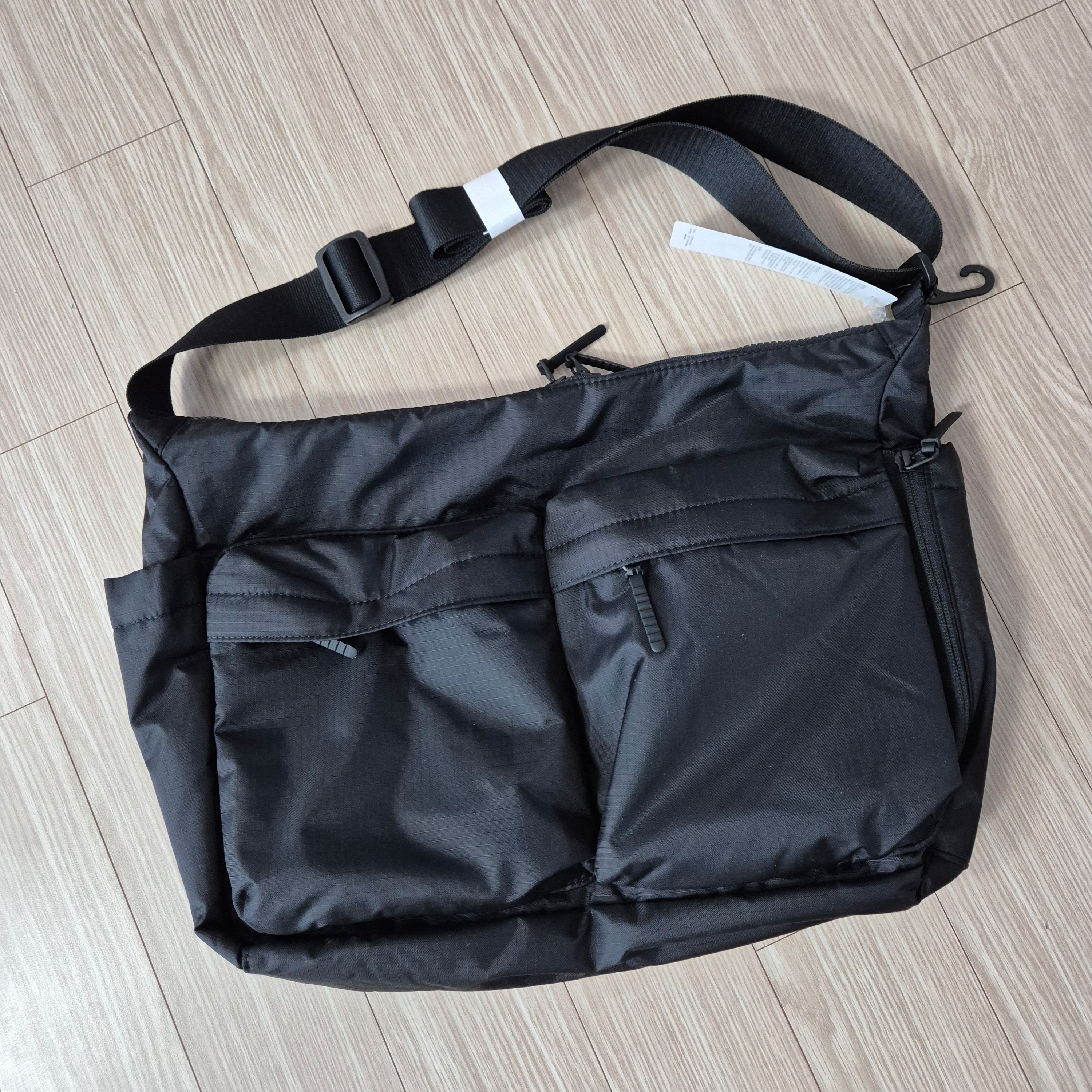 Uniqlo Multi Pocket Shoulder Bag Black 착용 스타일