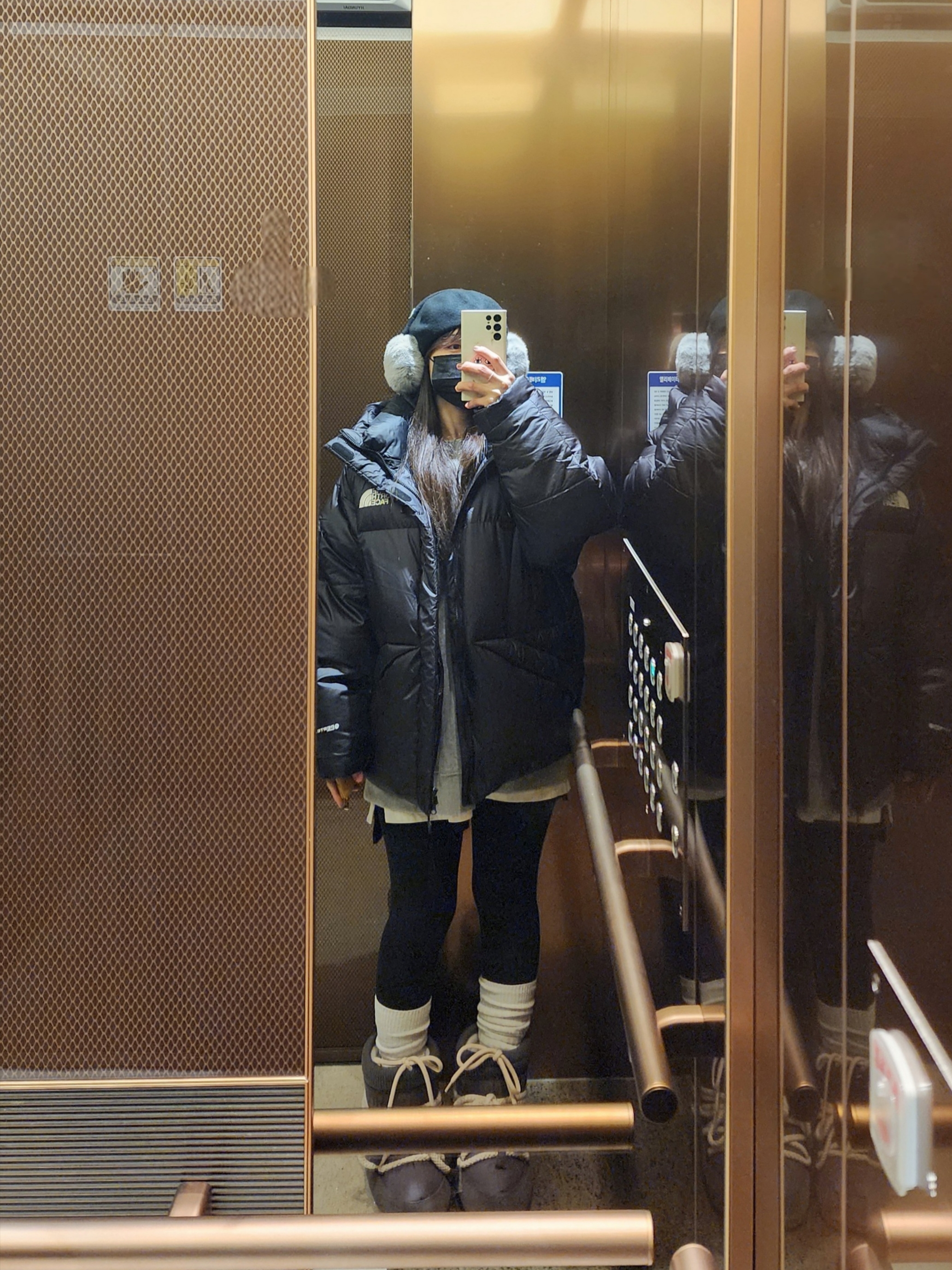 The North Face White Label Quantum Elberon Down Jacket Black, (W) Moon Boot x Casestudy CS Icon Low Boots Taupe 착용 스타일