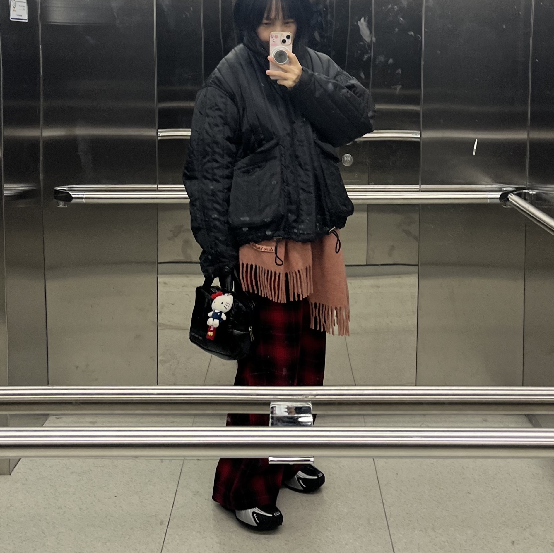 (W) Nike Shox R4 Metallic Silver and Black, Acne Studios Narrow Wool Fringe Muffler Rose Melange 착용 스타일 - 2