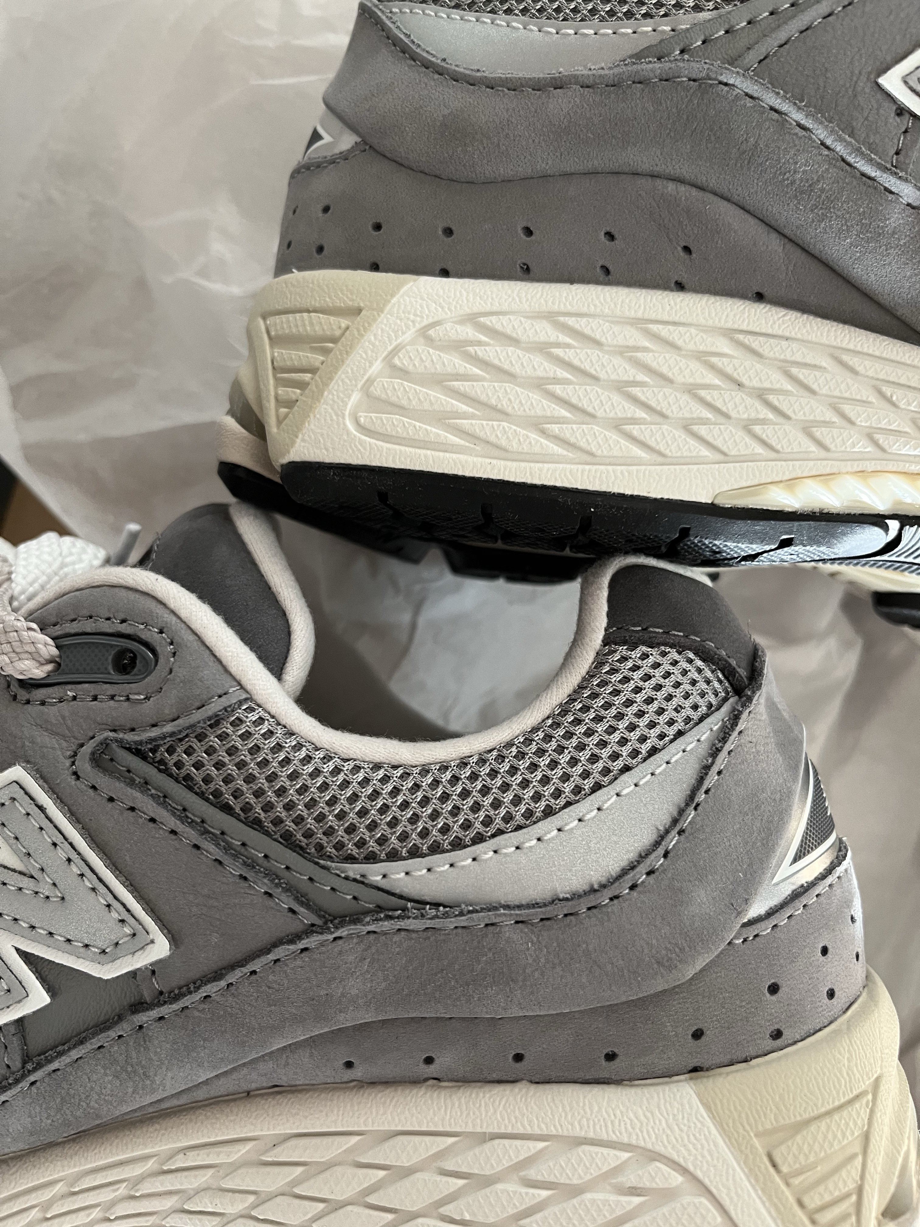 New Balance 2002R Premium Vintage Grey 착용 스타일 - 2