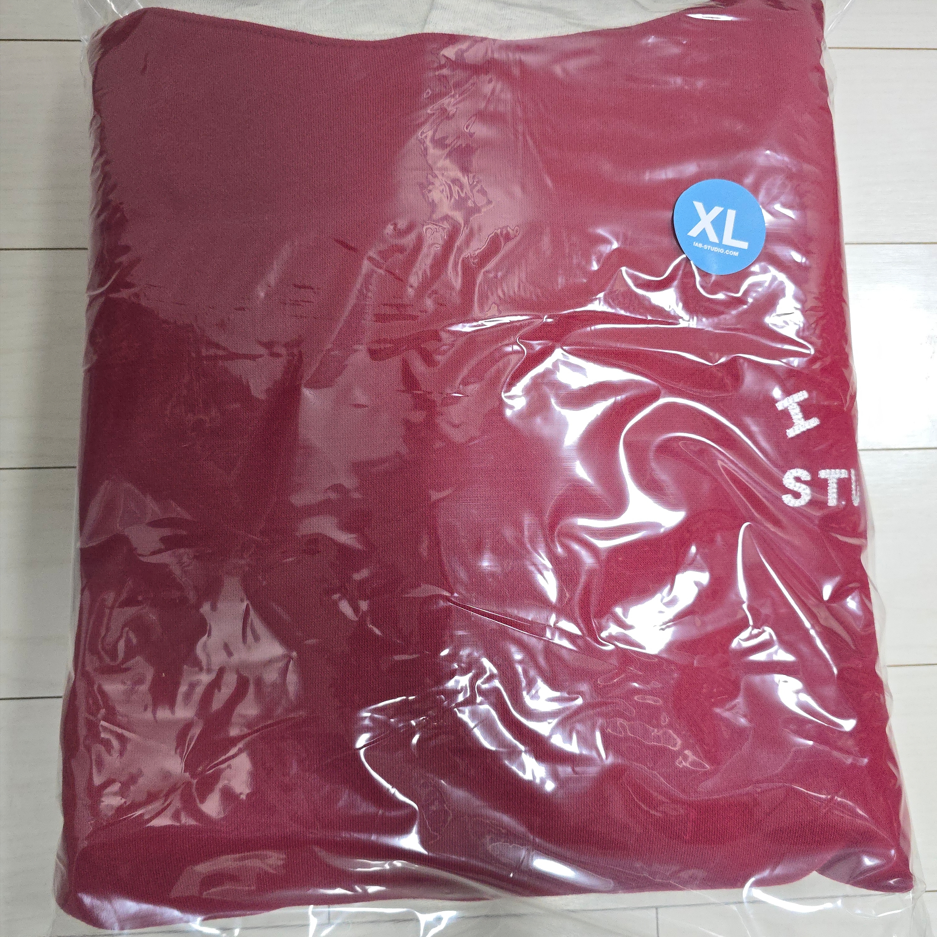 IAB Studio 24 Christmas Hoodie Burgundy Oatmeal 착용 스타일