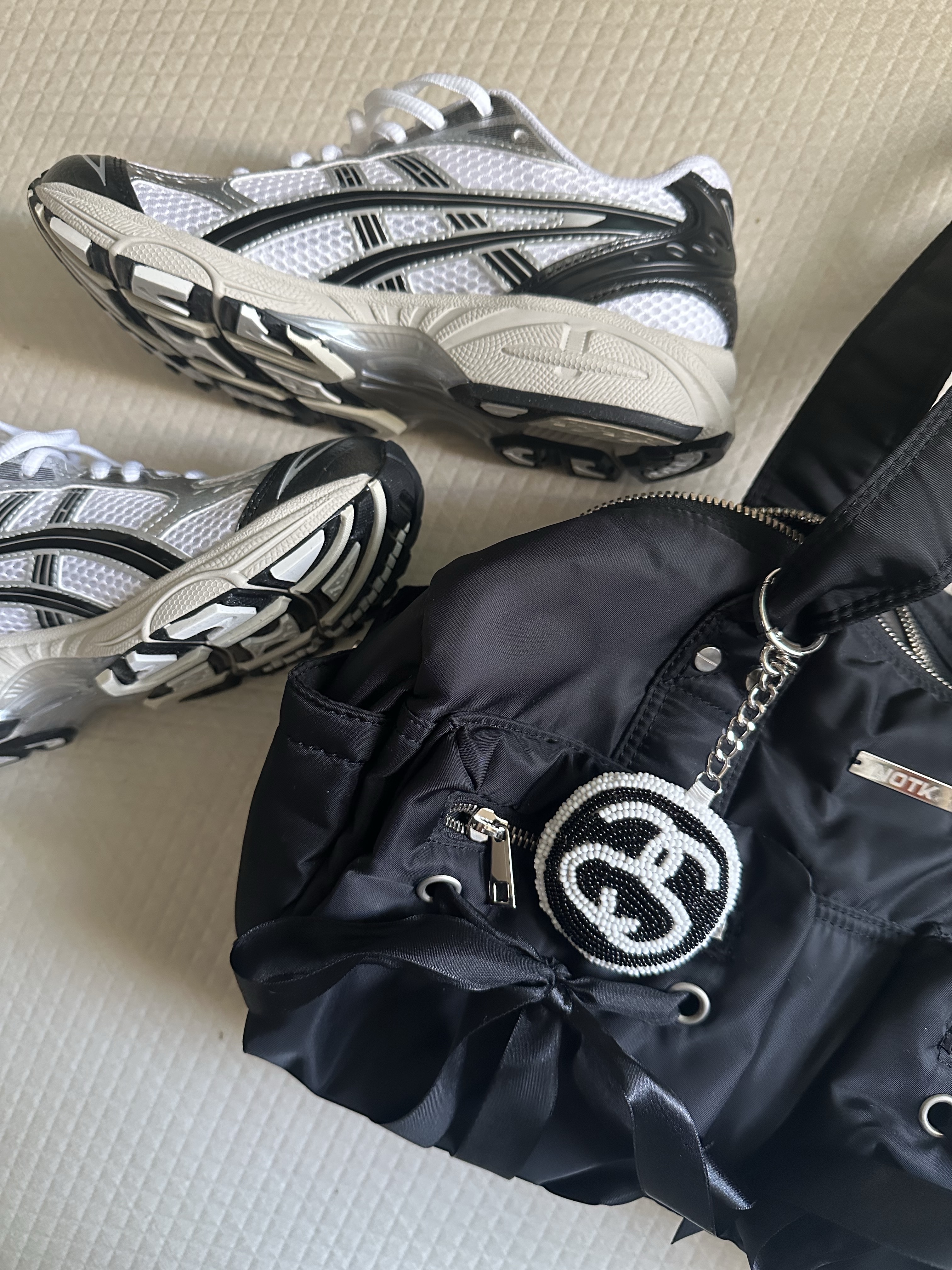 Stussy SS Link Beaded Ball Keychain Black, Asics Gel-Kayano 14 White Black 착용 스타일 - 1
