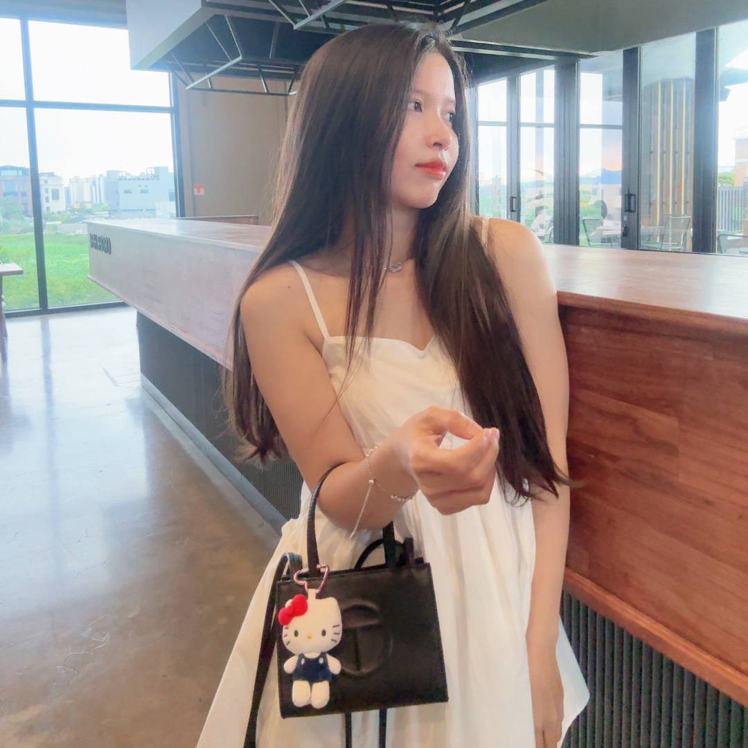 Telfar Small Shopping Bag Black, Taw&Toe x Wiggle Wiggle Flip Flop Zerovity Cream 착용 스타일 - 1