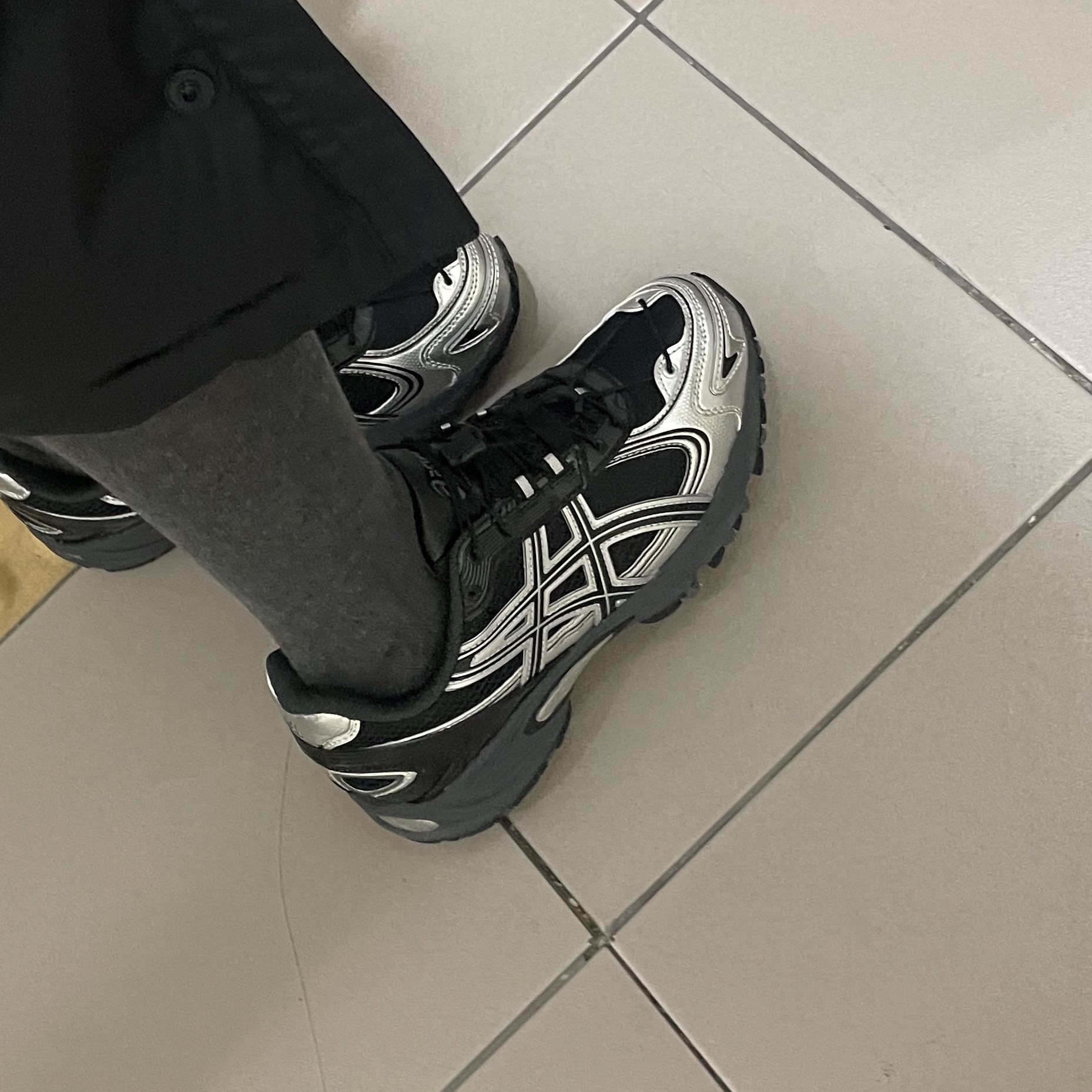 Asics Gel-Kahana TR V4 Carbon Black 착용 스타일 - 2