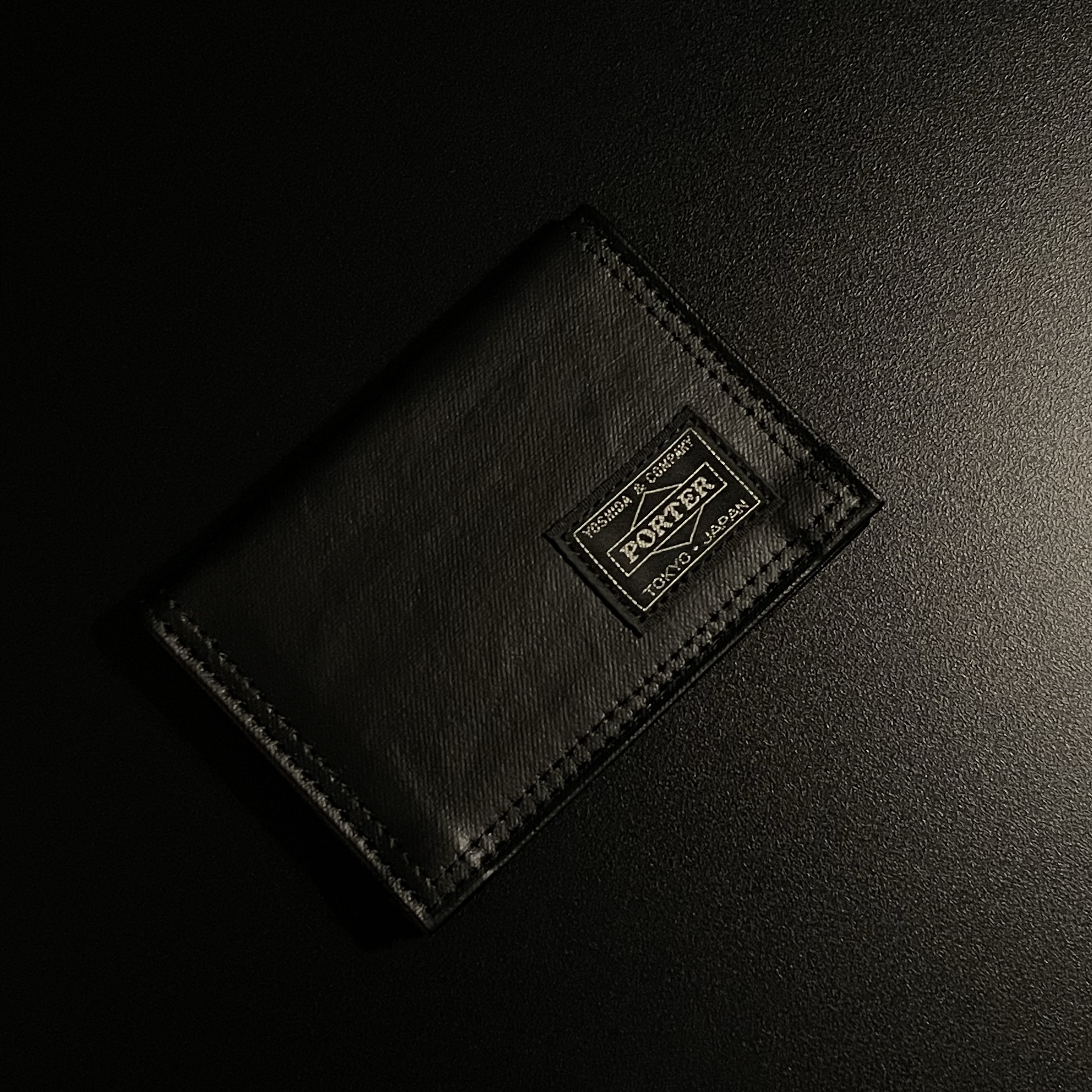 Porter Freestyle Pass Case Black 착용 스타일
