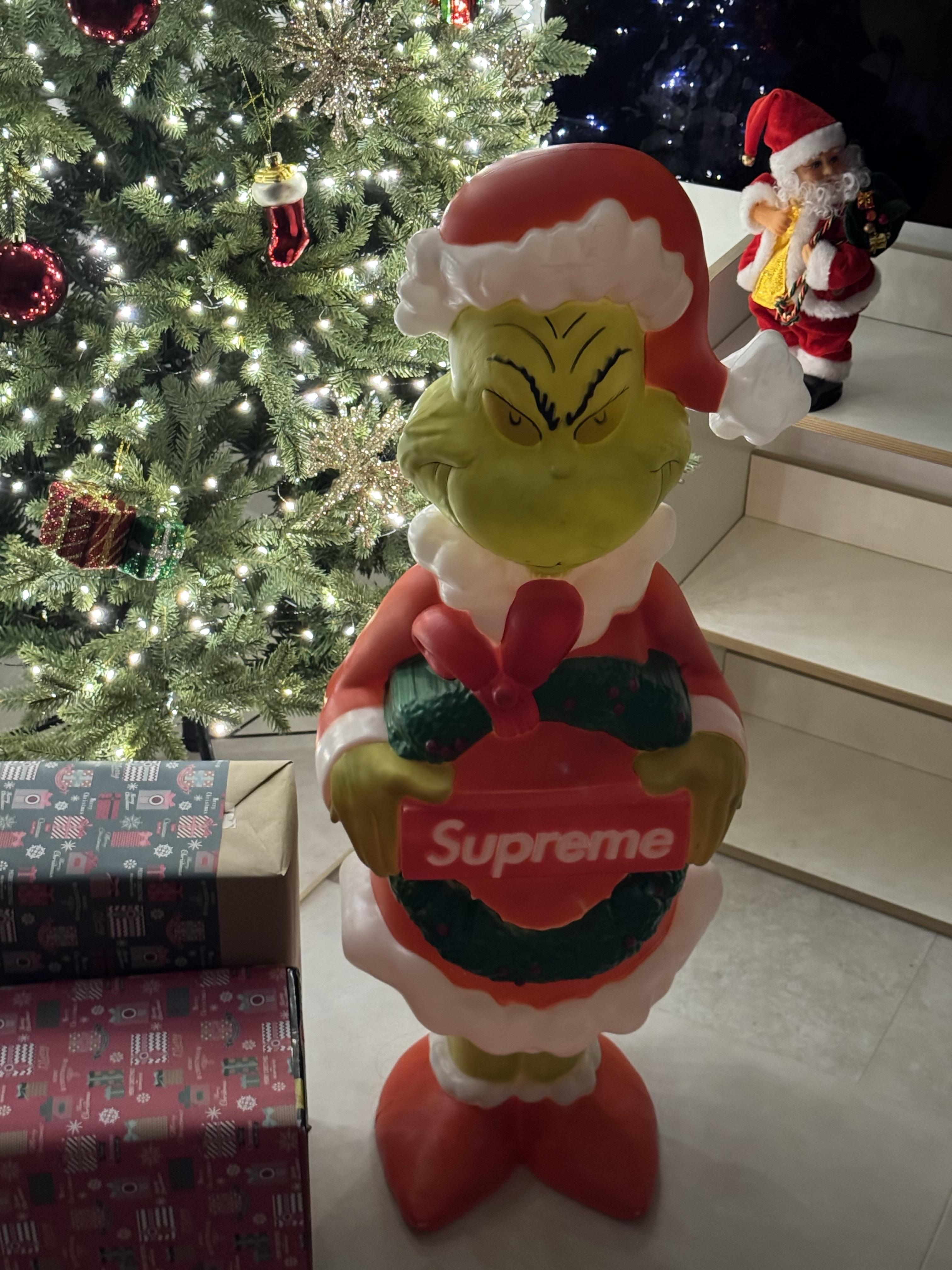 Supreme Camacho Ornament White - 23FW, Supreme Camacho Ornament Green - 23FW 착용 스타일 - 8