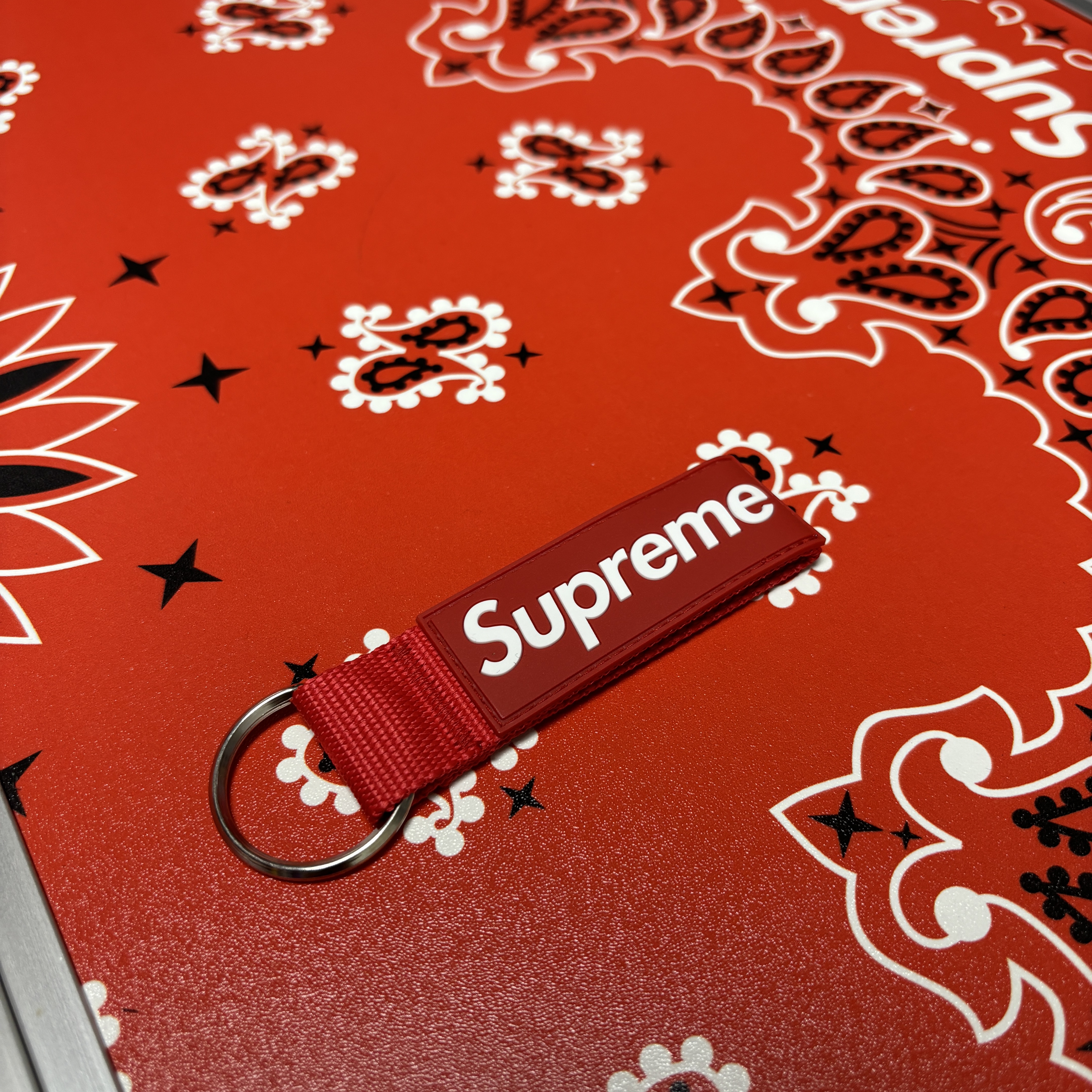 Supreme Frayed Logos Denim Trucker Jacket Red - 21SS, Supreme Windstopper Facemask Woodland Camo - 23FW 착용 스타일 - 7