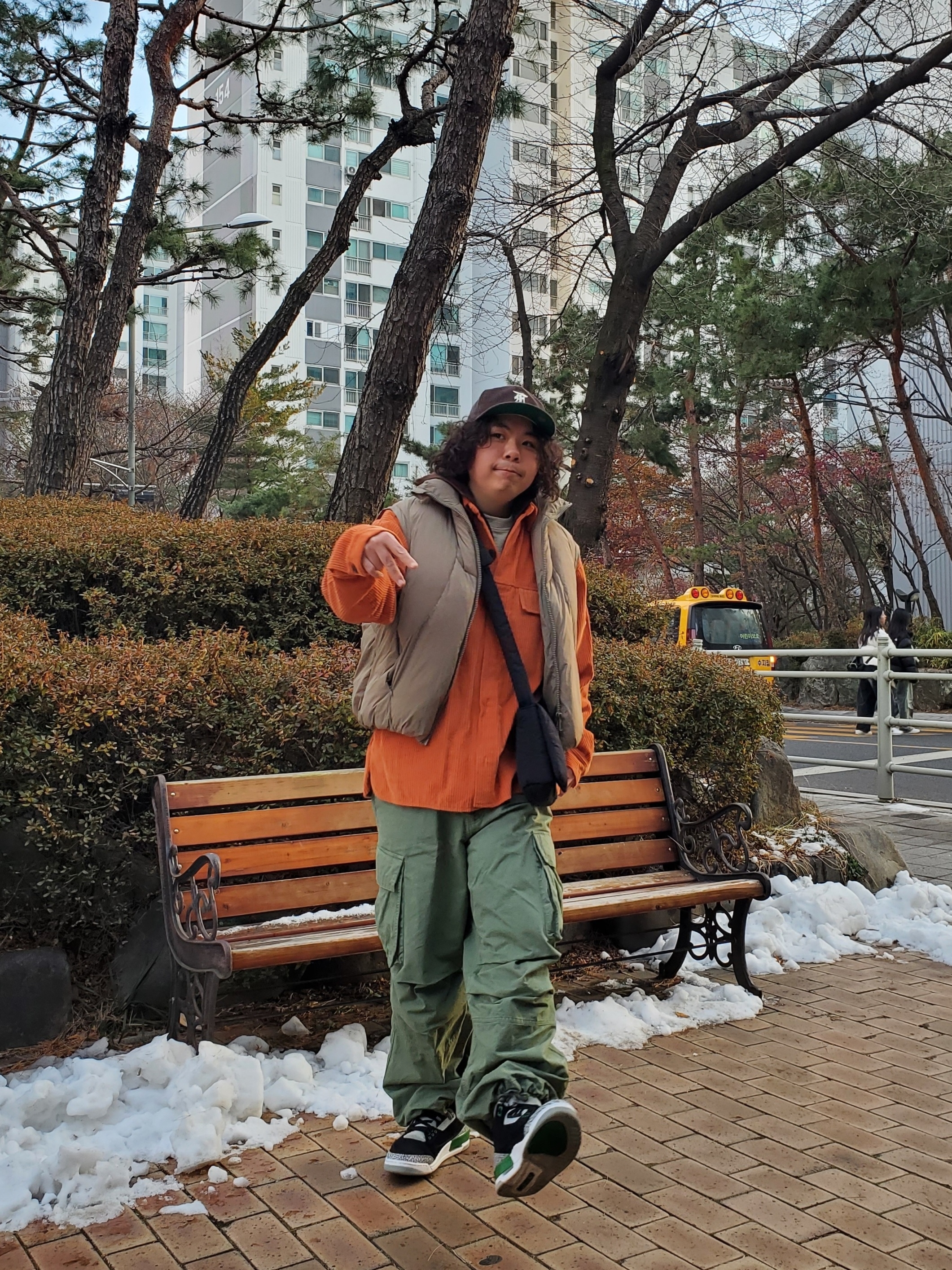 Essentials x New Era Corduroy 59FIFTY Fitted Cap Walnut, Jordan 3 Retro Pine Green 착용 스타일 - 2