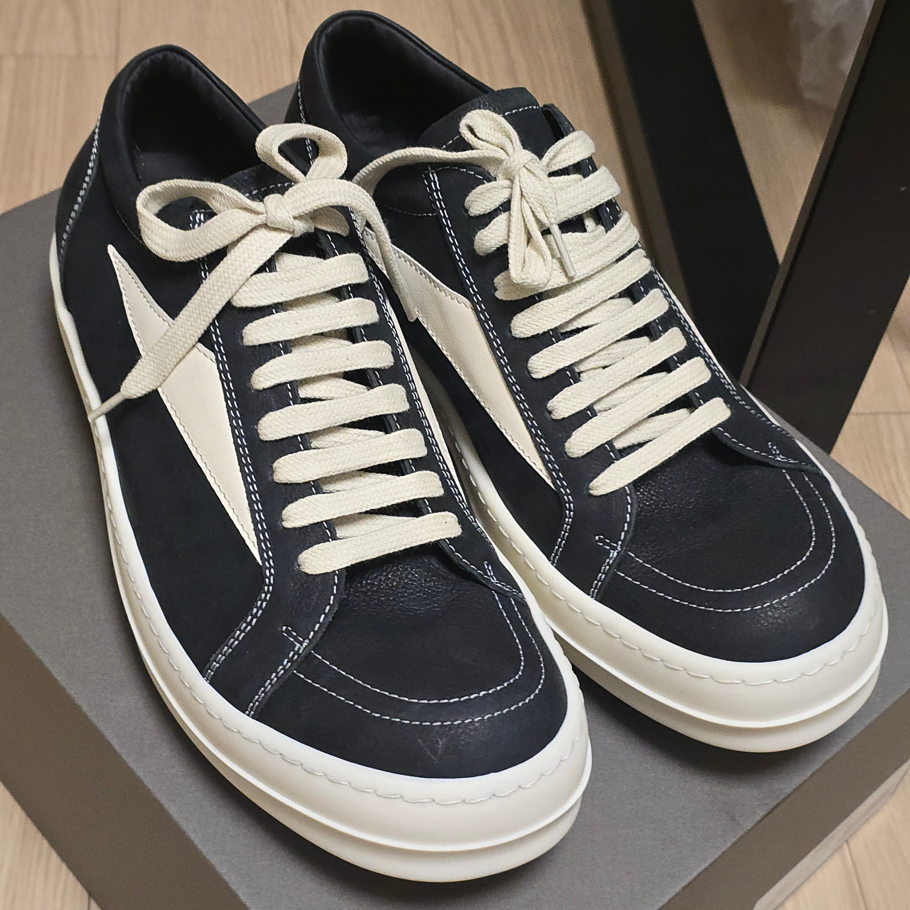 Rick Owens Luxor Vintage Sneakers Black Milk 착용 스타일