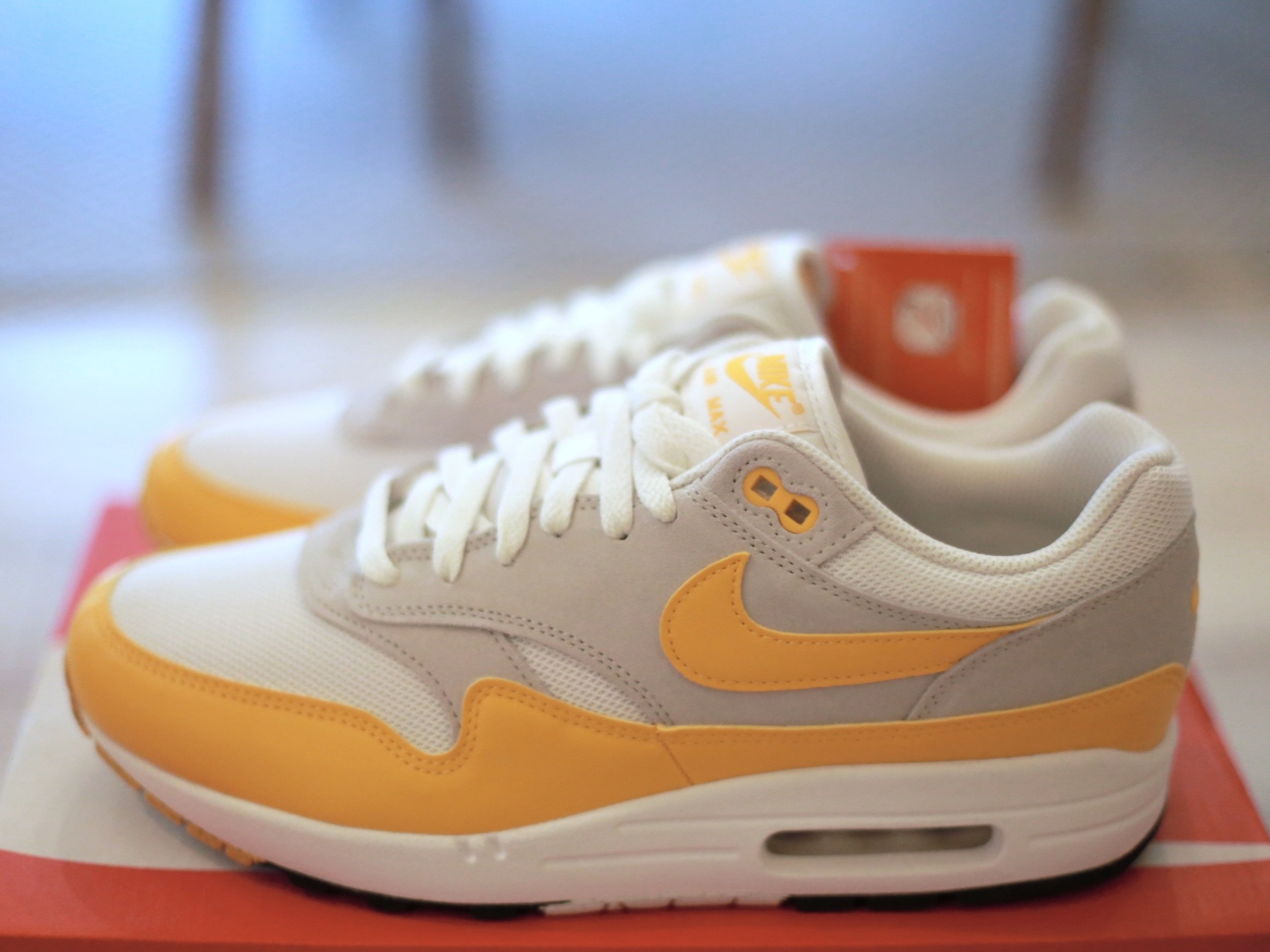 Nike Air Max 1 Essential White University Gold 착용 스타일 - 1