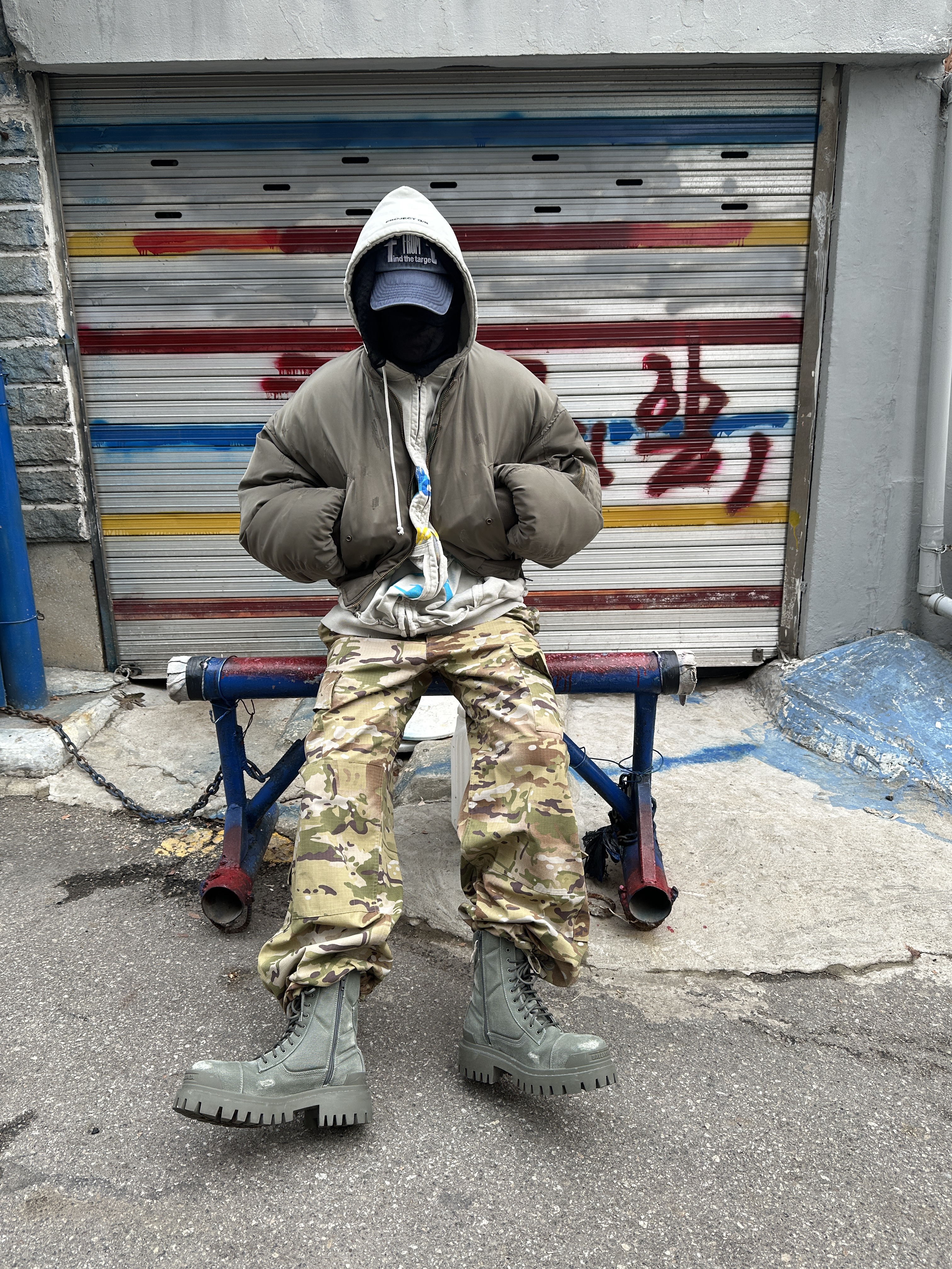 [KREAM 단독] Project G/R Happiness Zip Hoodie Light Grey, Balenciaga Combat Strike 20mm Boot Kaki 착용 스타일 - 1