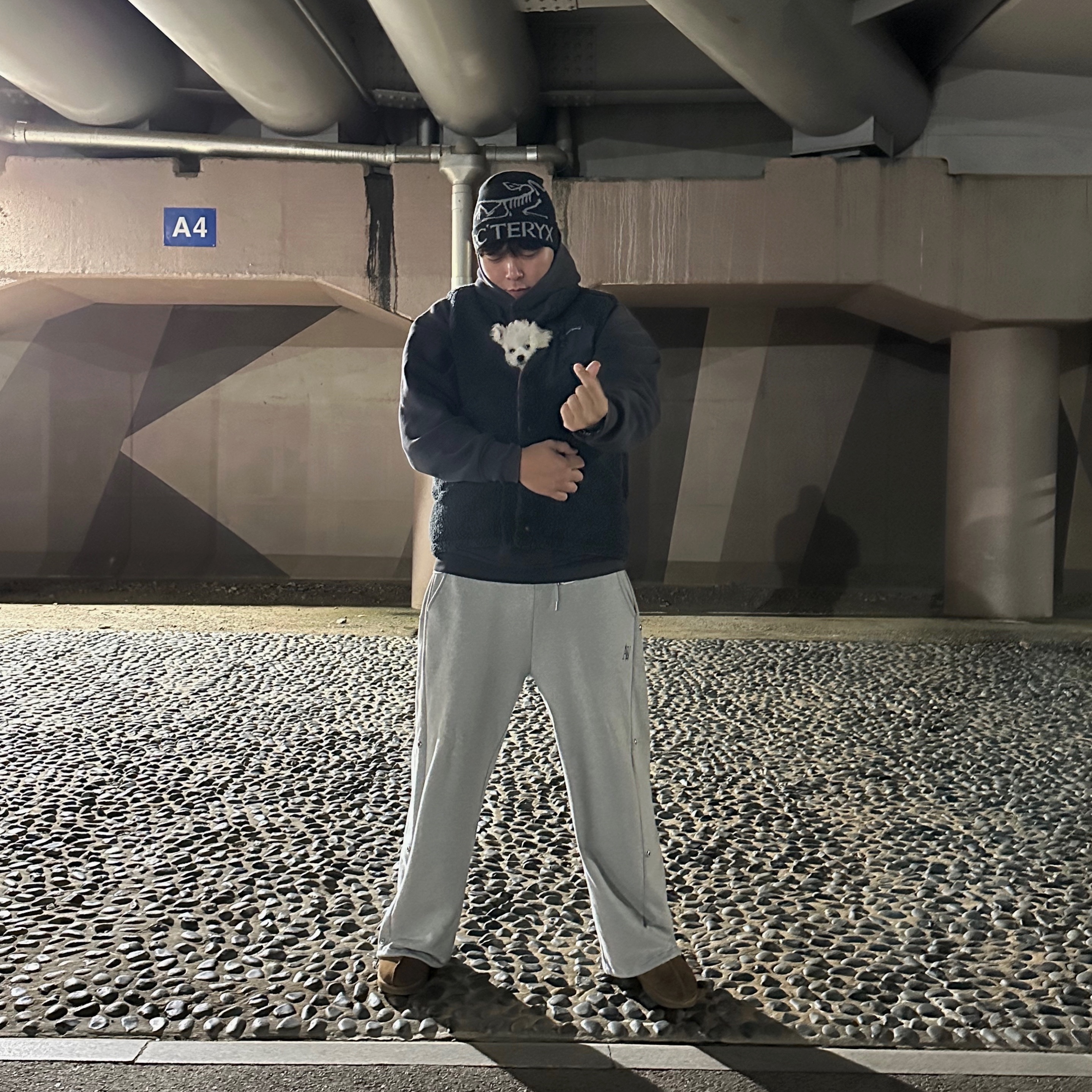 Arc'teryx Bird Word Toque Black Void, UGG Tasman Slipper Chestnut 착용 스타일
