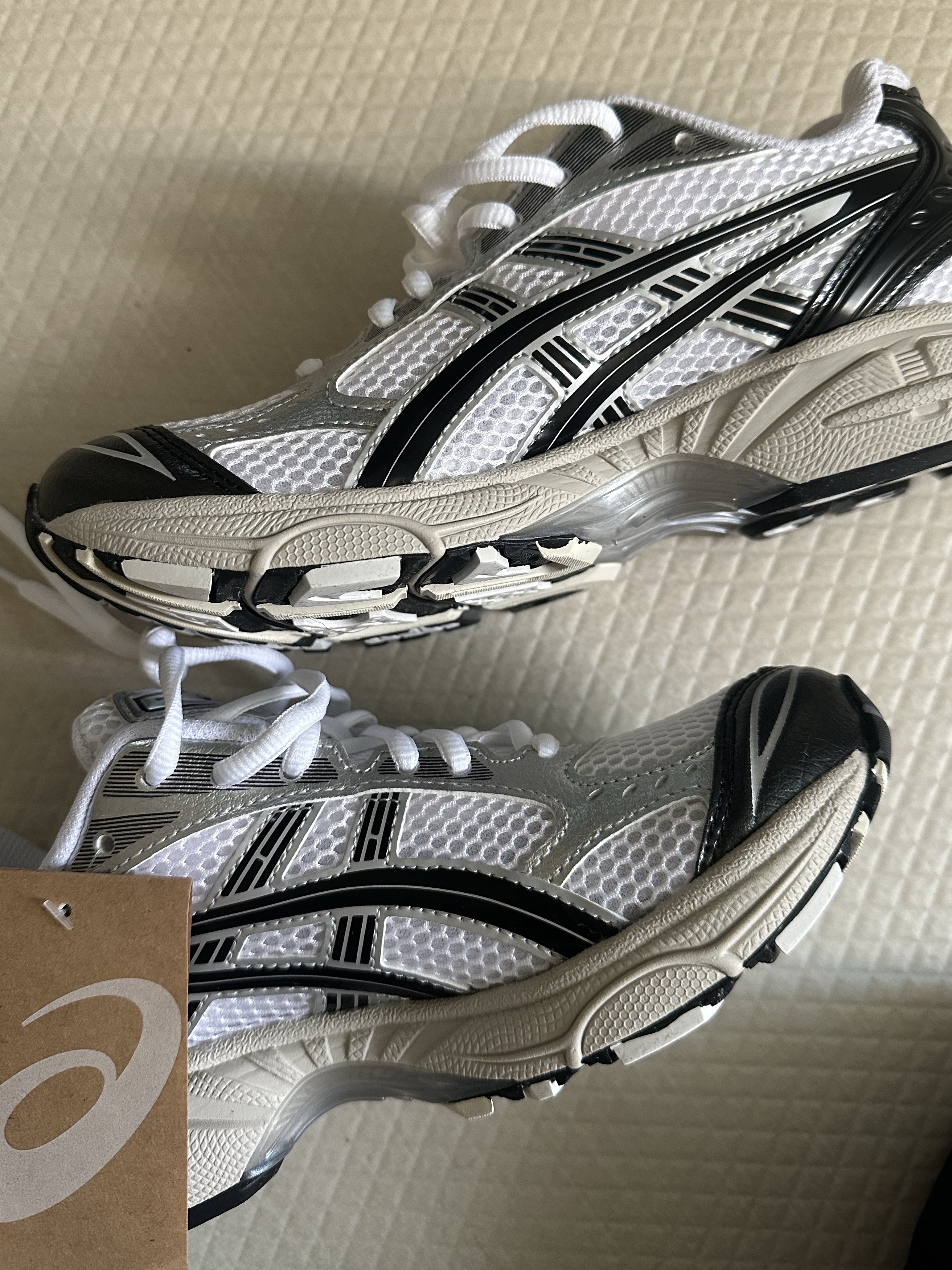 Stussy SS Link Beaded Ball Keychain Black, Asics Gel-Kayano 14 White Black 착용 스타일 - 2