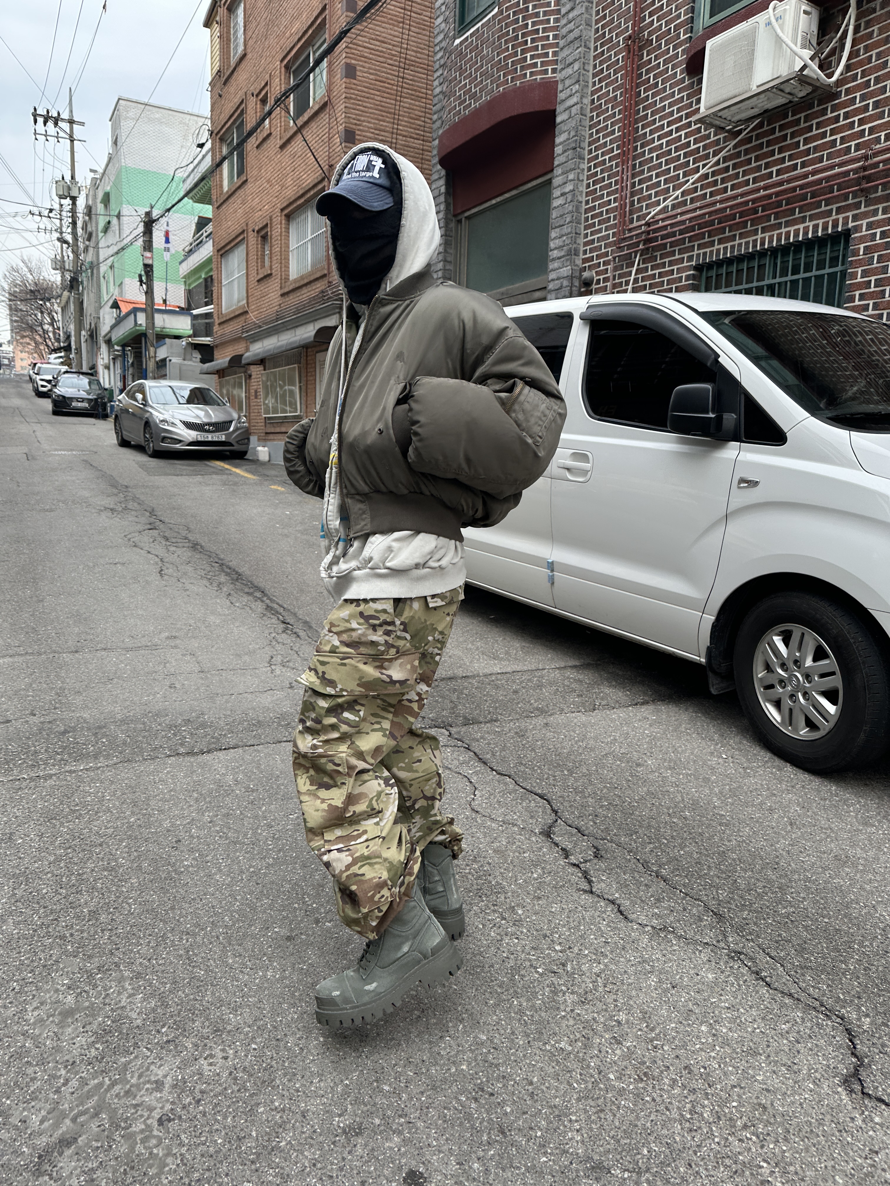 [KREAM 단독] Project G/R Happiness Zip Hoodie Light Grey, Balenciaga Combat Strike 20mm Boot Kaki 착용 스타일 - 3