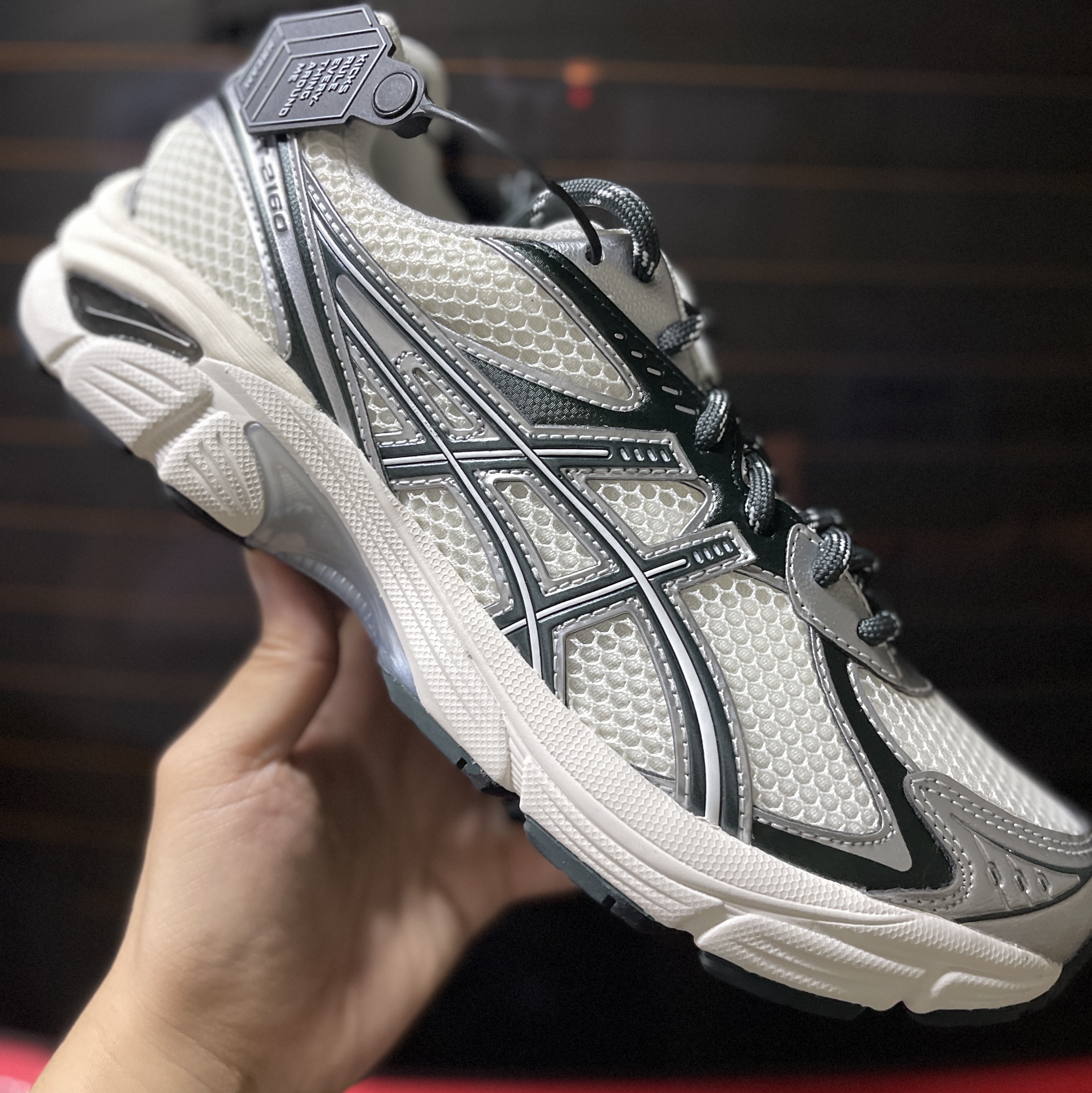 Asics x Kith GT-2160 Cream Scarab 착용 스타일 - 2