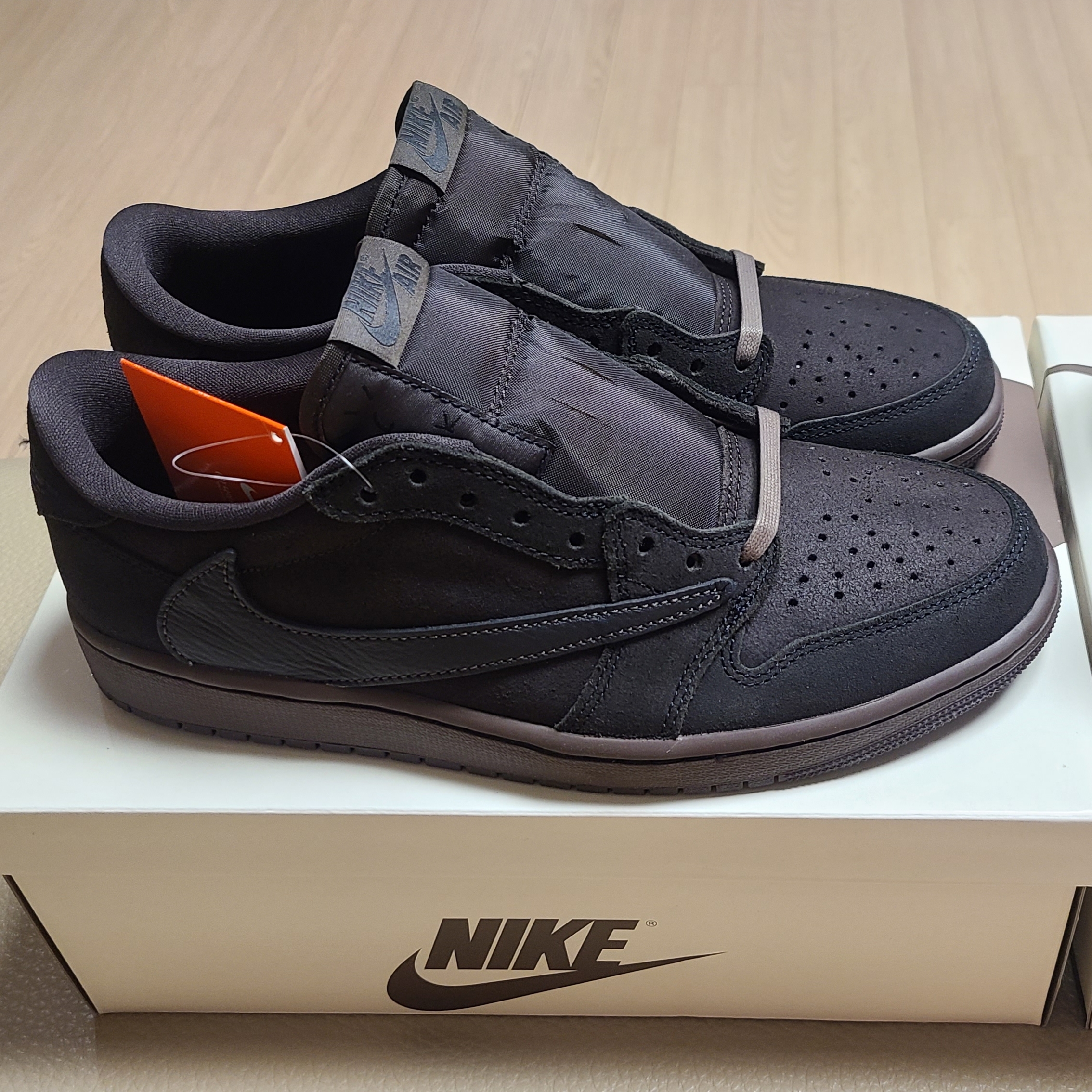 Jordan 1 x Travis Scott Retro Low OG SP Velvet Brown and Dark Mocha 착용 스타일 - 2