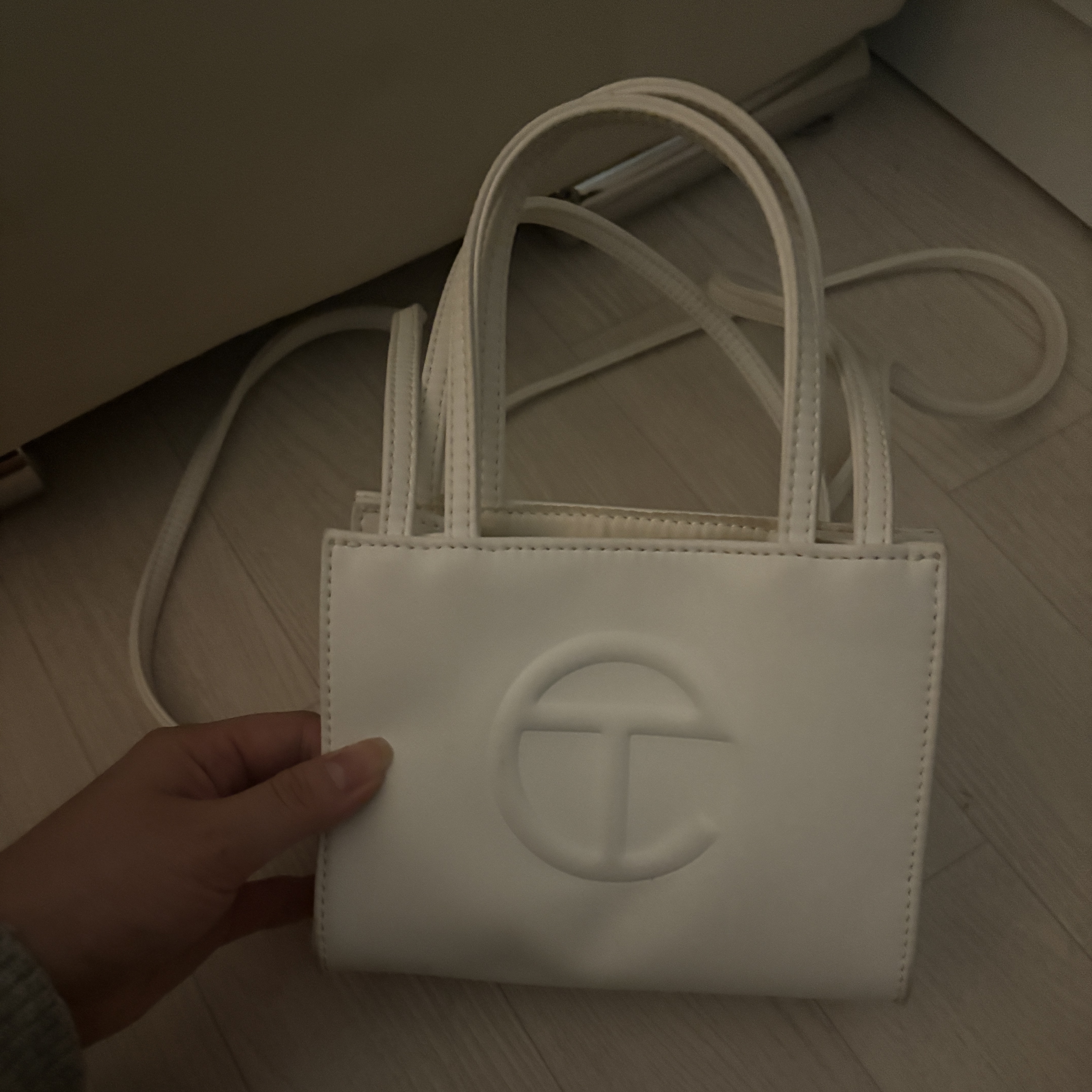 Telfar Small Shopping Bag White 착용 스타일