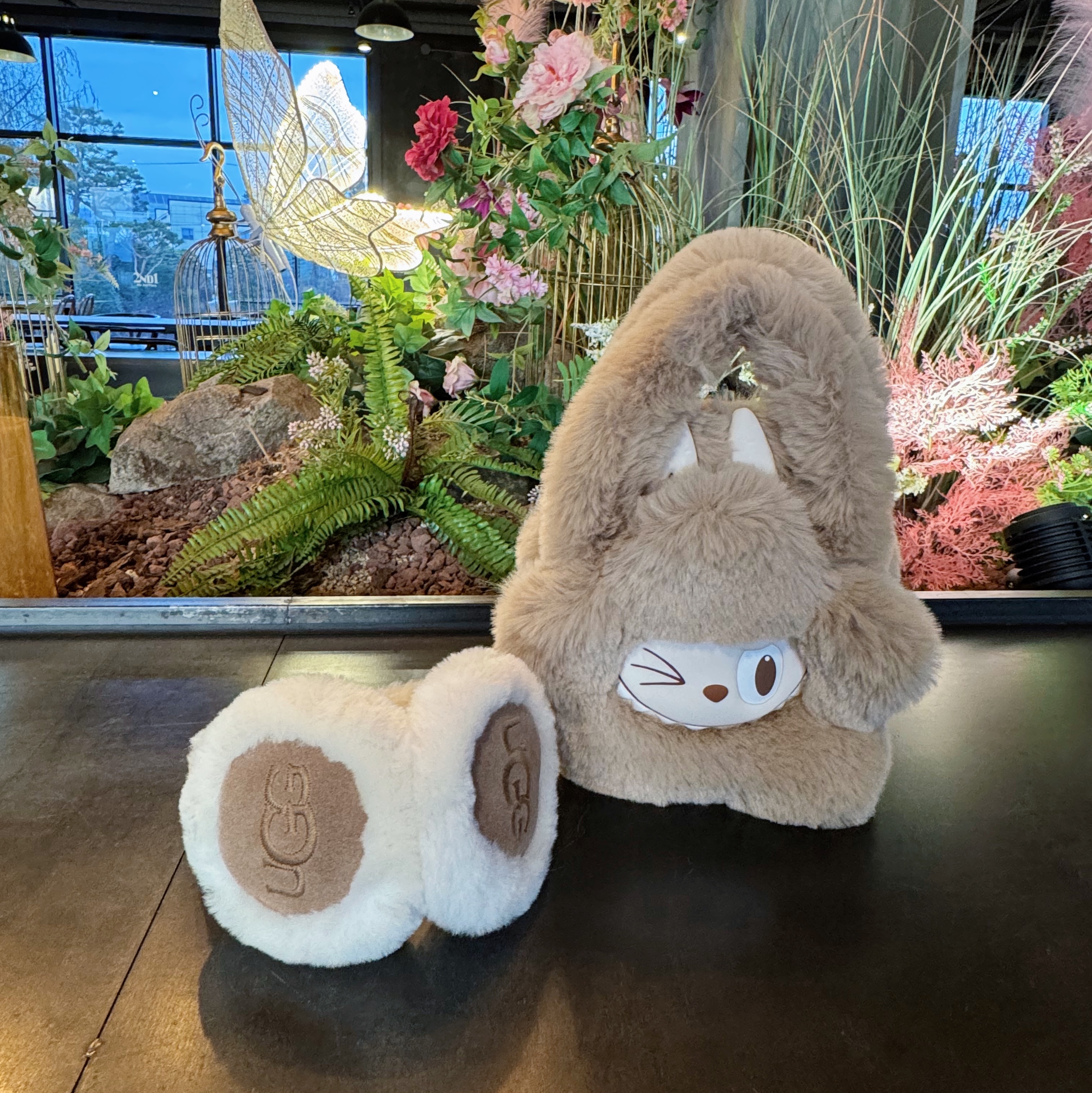 (W) UGG Embroidered Logo Earmuff Chestnut, (W) UGG Tazz Slipper Chestnut 착용 스타일 - 2