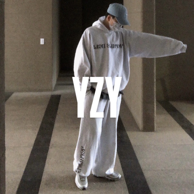 Yeezy x Gosha Rubchinskiy YZY Black Dogs Hoodie Heather Grey, Yeezy x Gosha Rubchinskiy YZY Black Dogs Jogger Heather Grey 착용 스타일 - 2