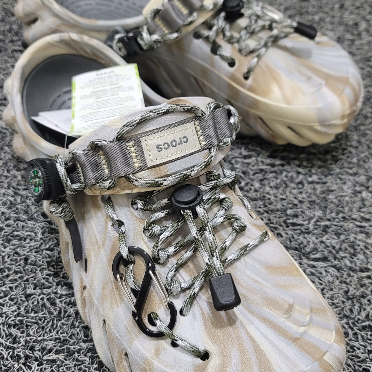 Crocs Echo Marbled Clog Bone Multi 착용 스타일 - 2