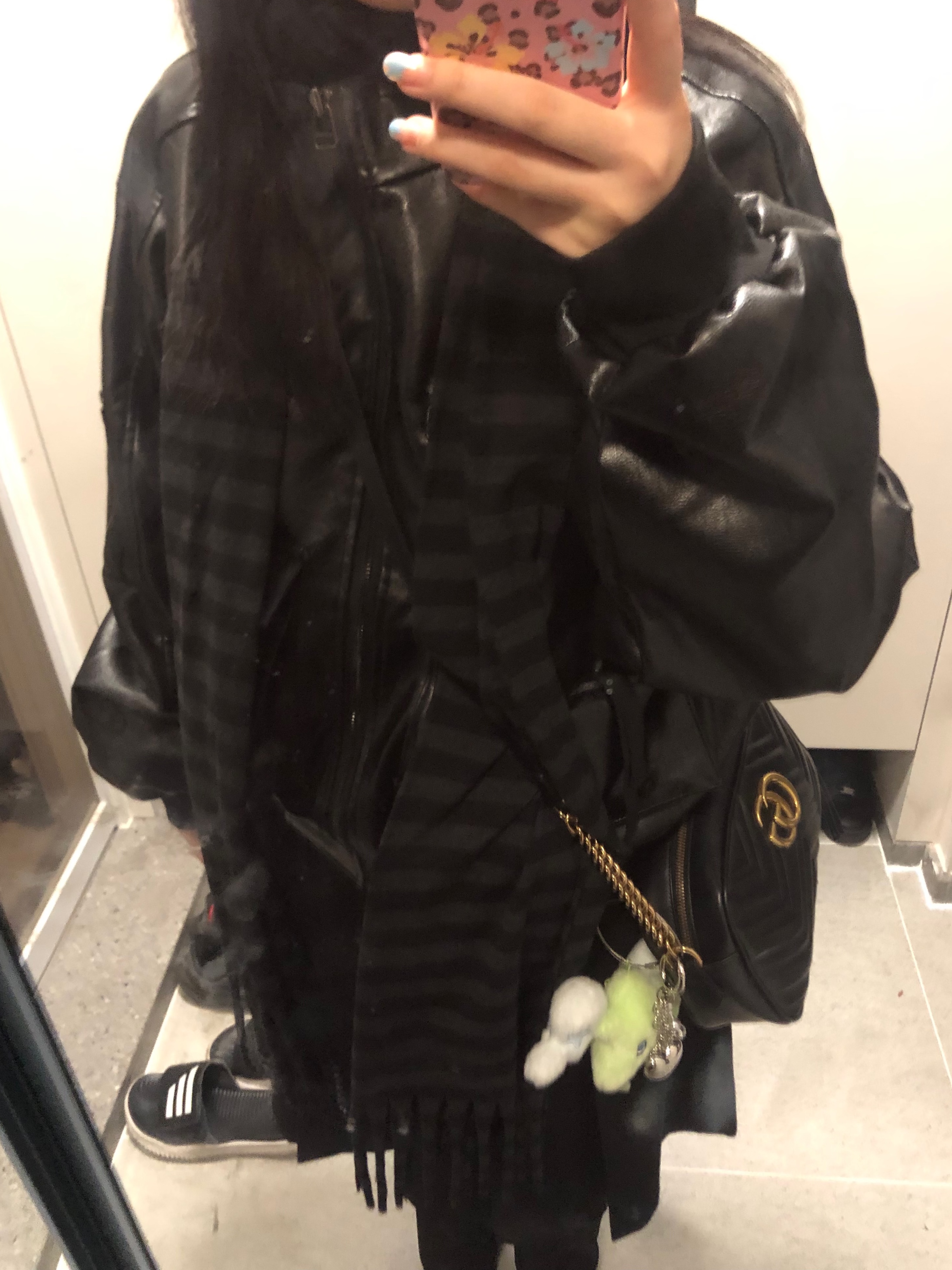 Gucci GG Marmont Matelasse Small Chain Shoulder Bag Black, (W) Bohemian Seoul High Neck Pocket Leather Jumper Black 착용 스타일 - 1