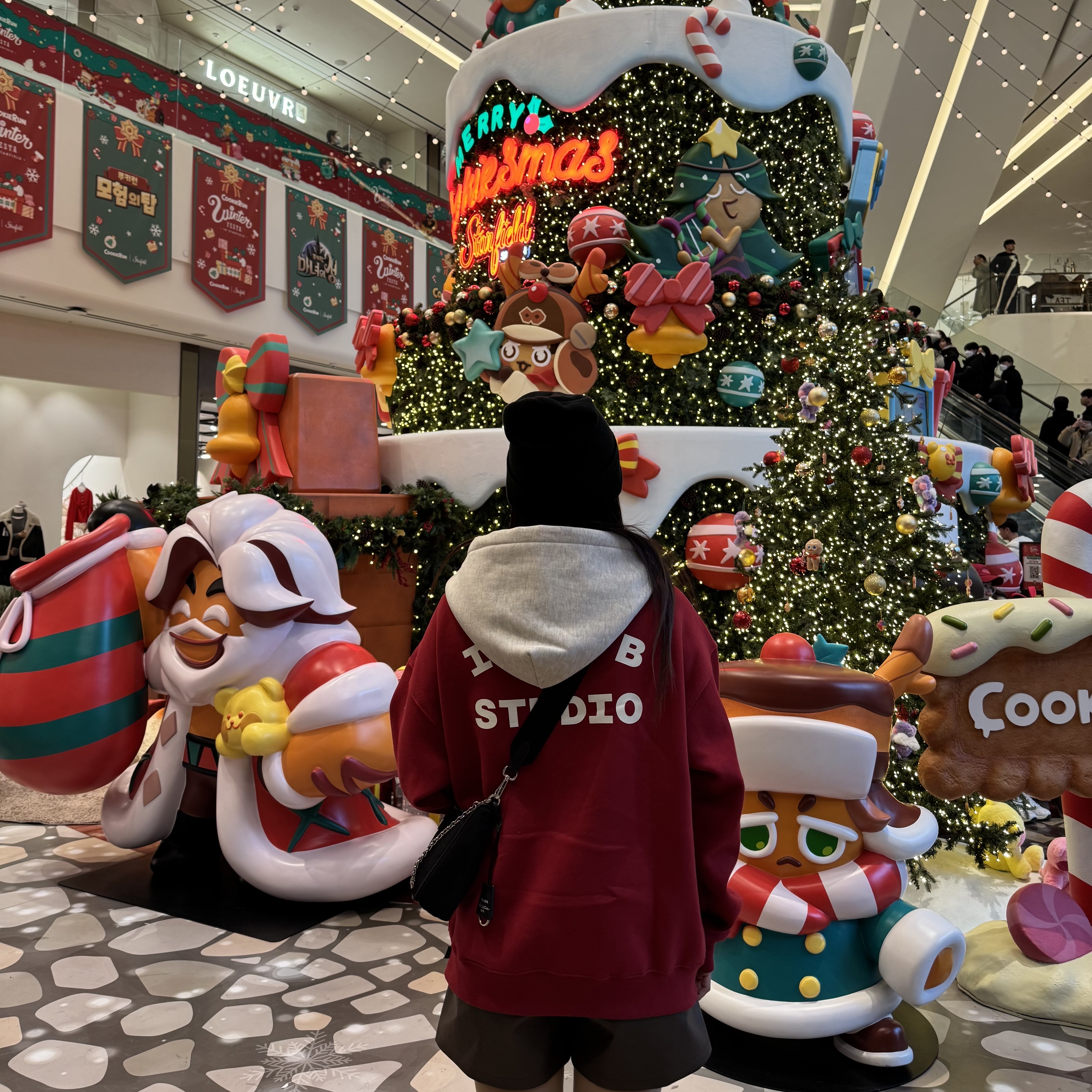IAB Studio 24 Christmas Hoodie Burgundy Oatmeal 착용 스타일