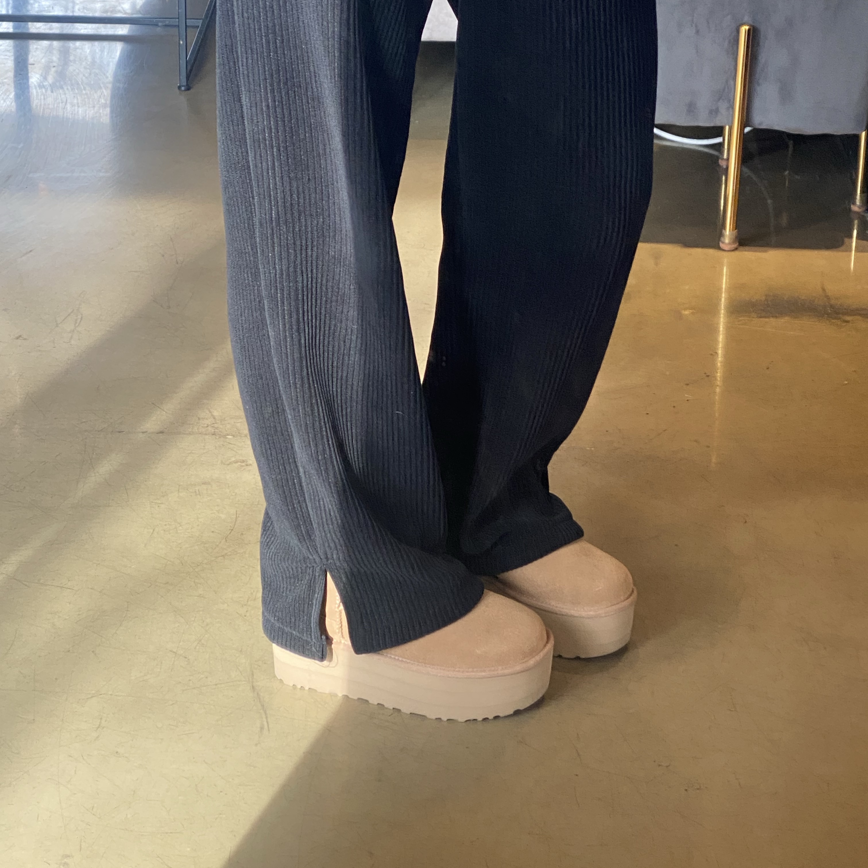 (W) UGG Classic Ultra Mini Platform Boots Chestnut 착용 스타일 - 1