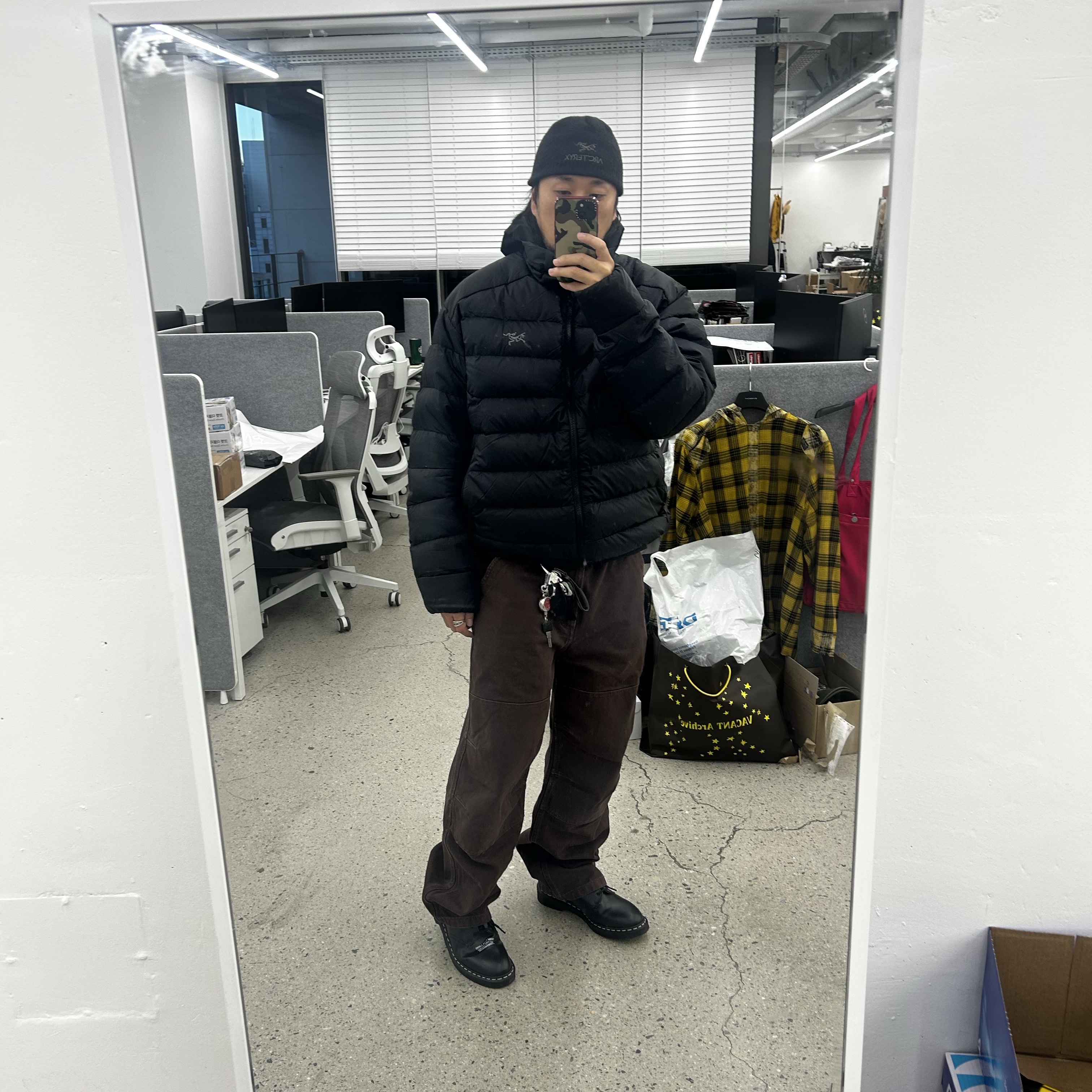 Arc'teryx Thorium Jacket Black, Dr. Martens x Neighborhood Smiths Smooth Leather Black 착용 스타일 - 1
