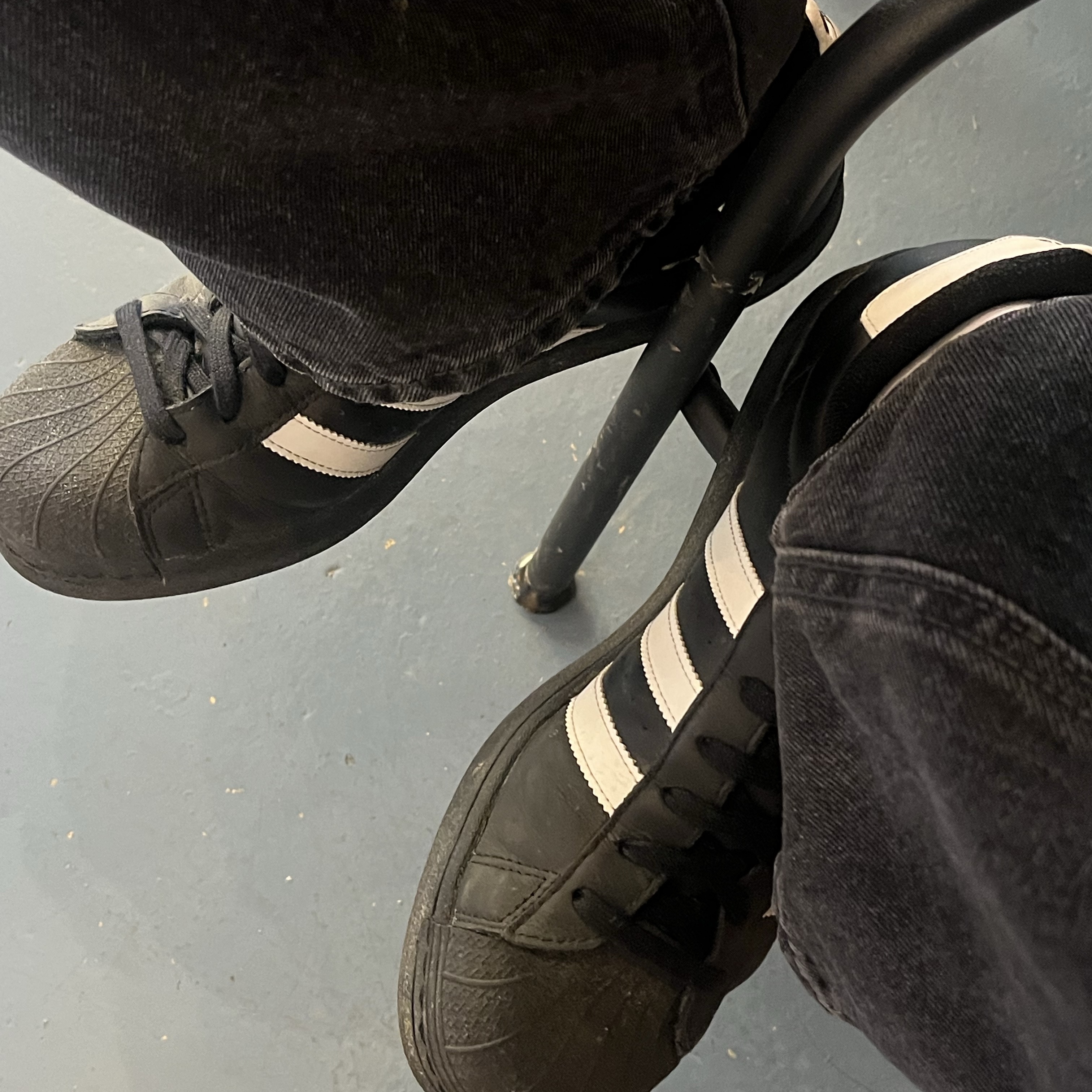 Adidas Superstar Core Black White 착용 스타일