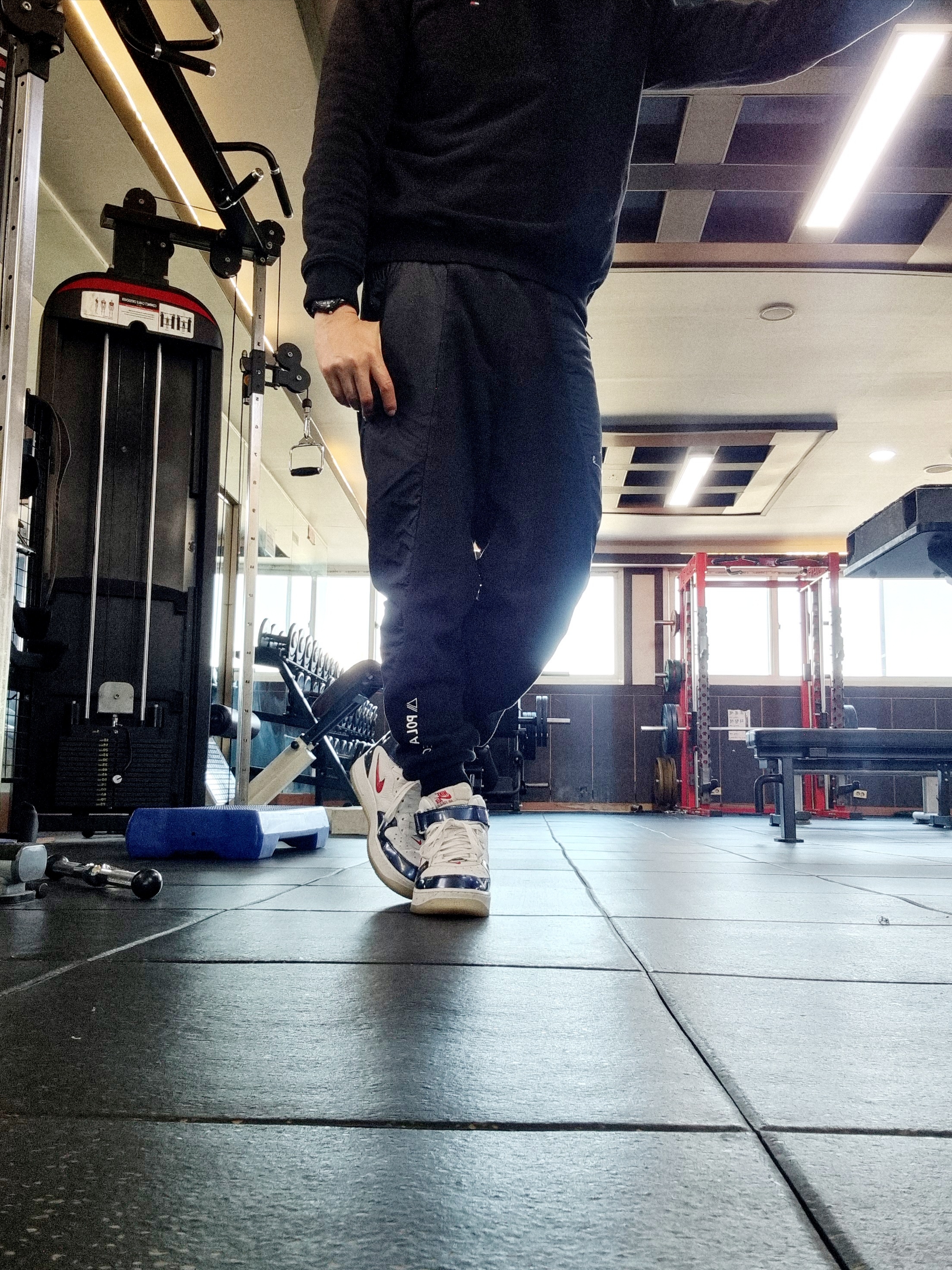 Nike Air Force 1 Mid QS University Red and Midnight Navy 착용 스타일 - 1