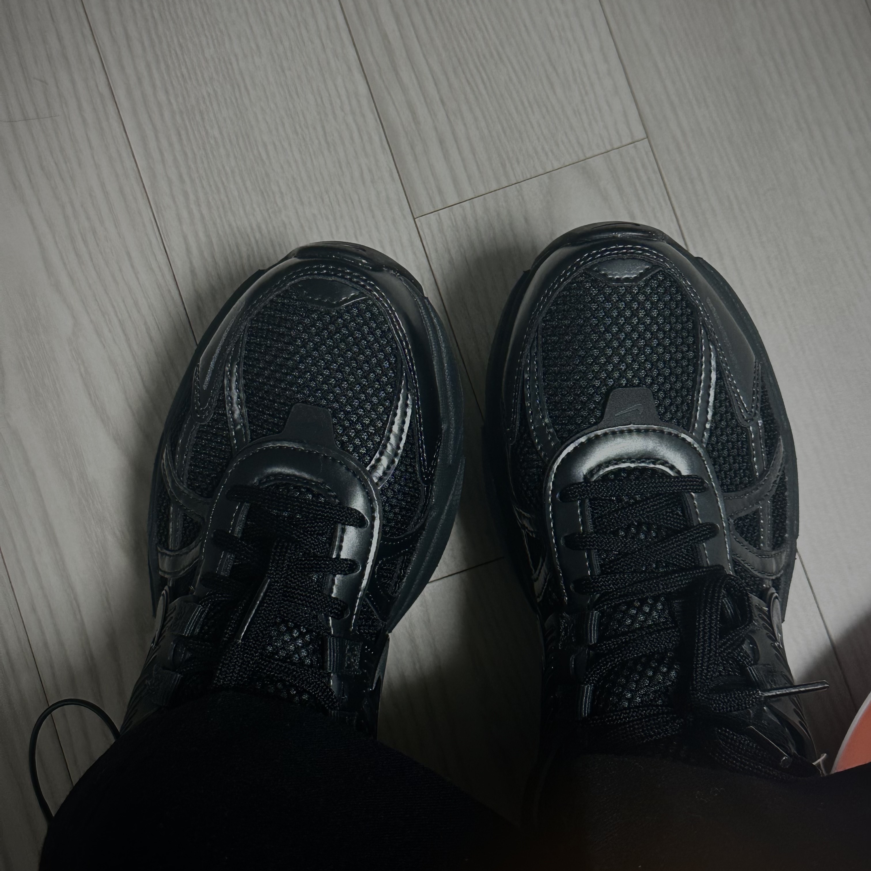 Nike V2K Run Black Anthracite 착용 스타일