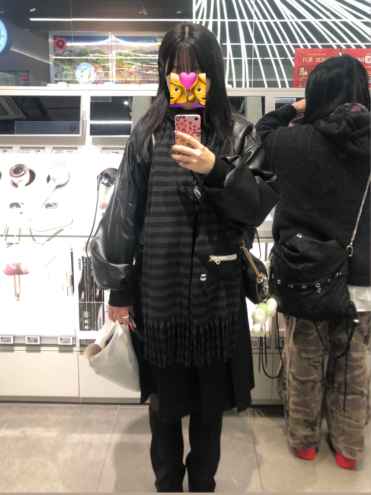 Gucci GG Marmont Matelasse Small Chain Shoulder Bag Black, (W) Bohemian Seoul High Neck Pocket Leather Jumper Black 착용 스타일 - 3