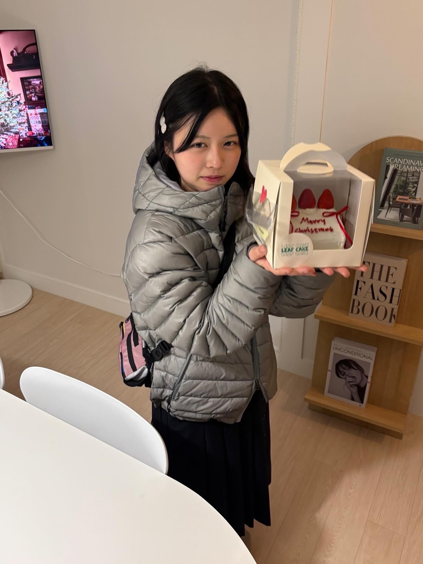 Aeae New Symbol Reversible Light Down Sage Green, Salomon Mont Mini Crossbody Bag Pink 착용 스타일 - 2