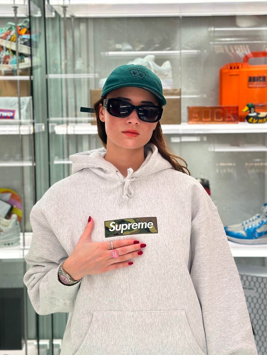 Supreme Box Logo Hooded Sweatshirt Dark Orange - 24FW, Supreme Box Logo Hooded Sweatshirt Ash Grey - 23FW 착용 스타일 - 4