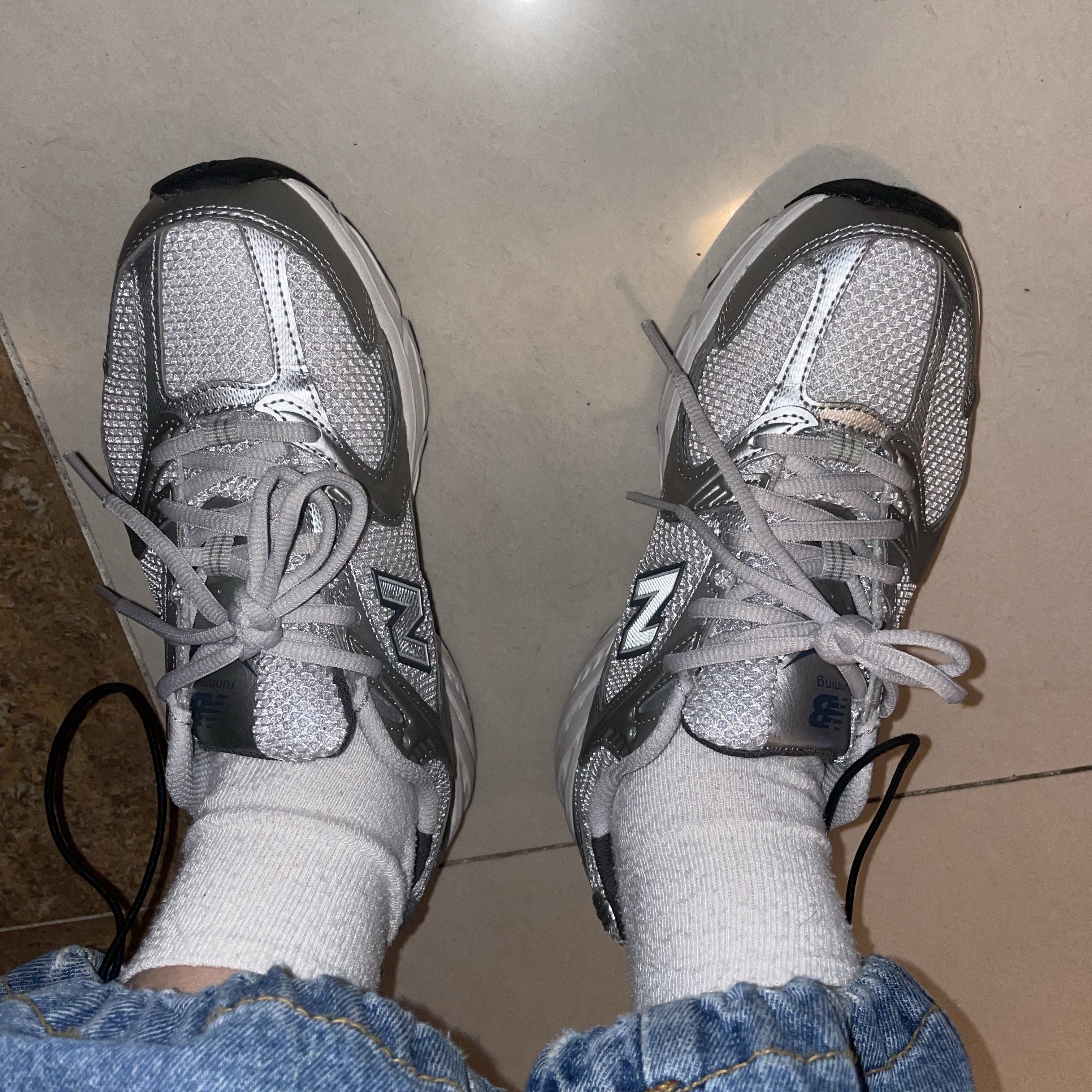 New Balance 530 Grey Matter Silver Metallic 착용 스타일