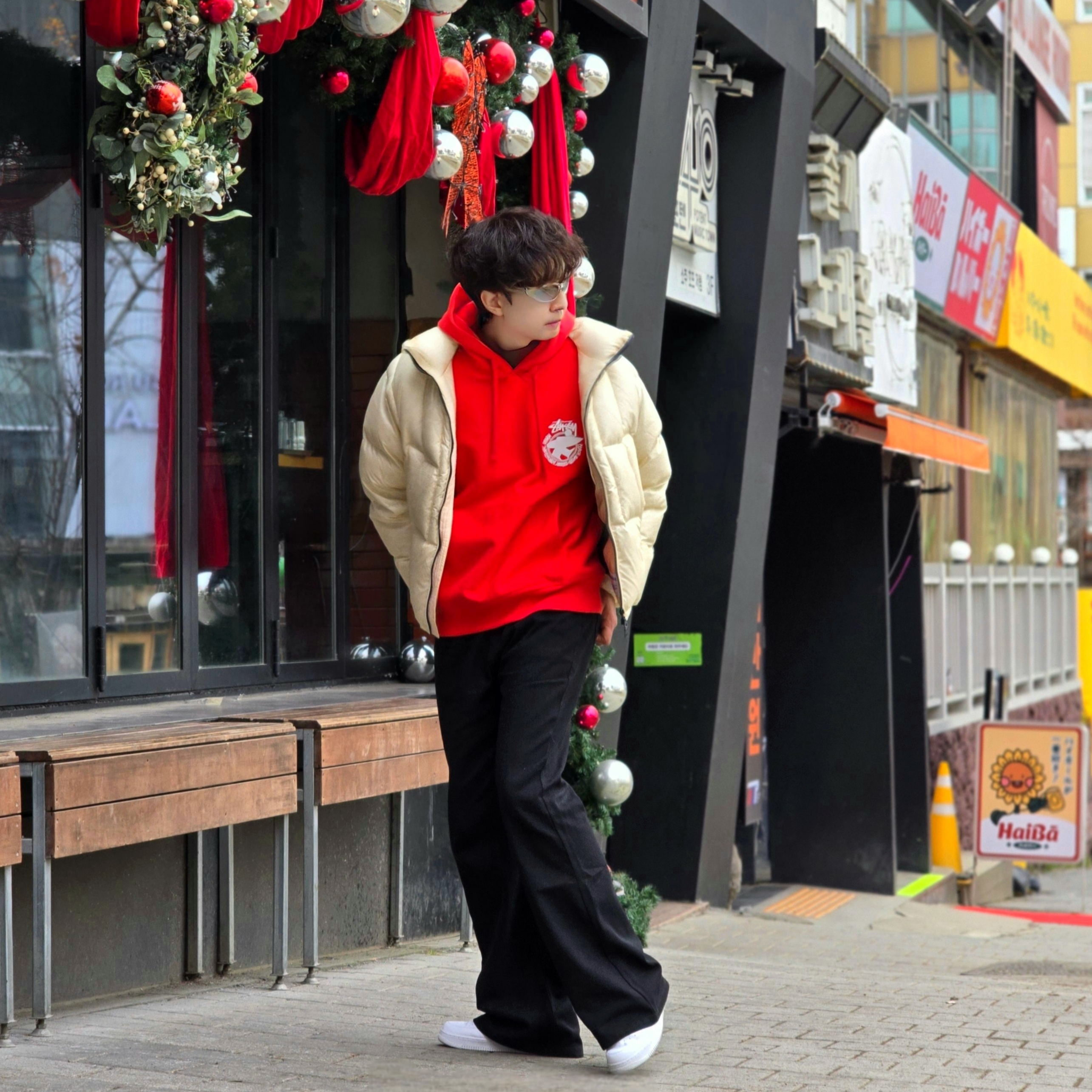 Stussy Beach Roots Hoodie Red, Nike x Supreme Air Force 1 Low White 착용 스타일 - 2
