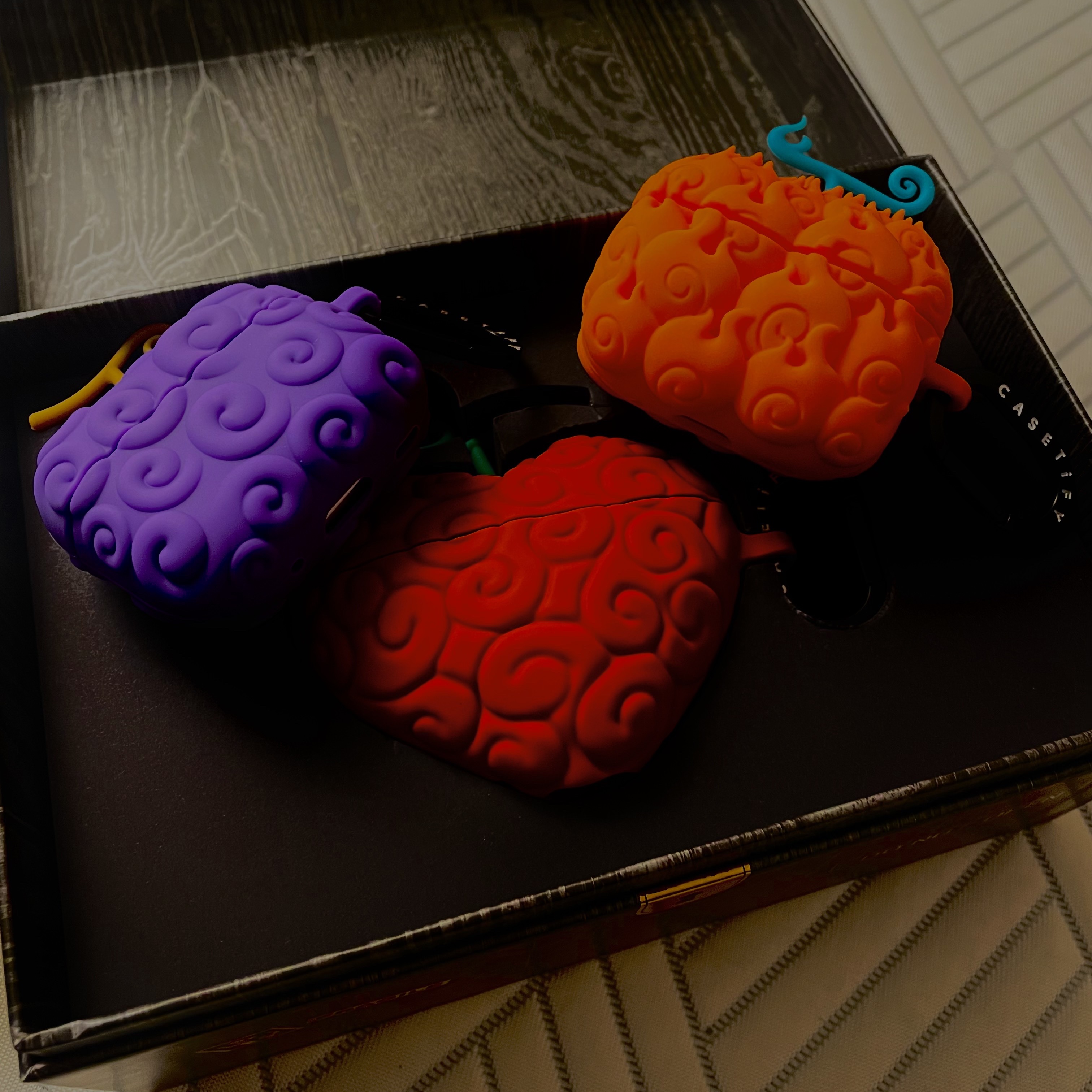 Casetify x One Piece Op Op Fruit Collectible Airpods Pro 1st/2nd Gen Case, Casetify x One Piece Gum Gum Fruit Collectible AirPods Pro 1st/2nd Gen Case 착용 스타일 - 3
