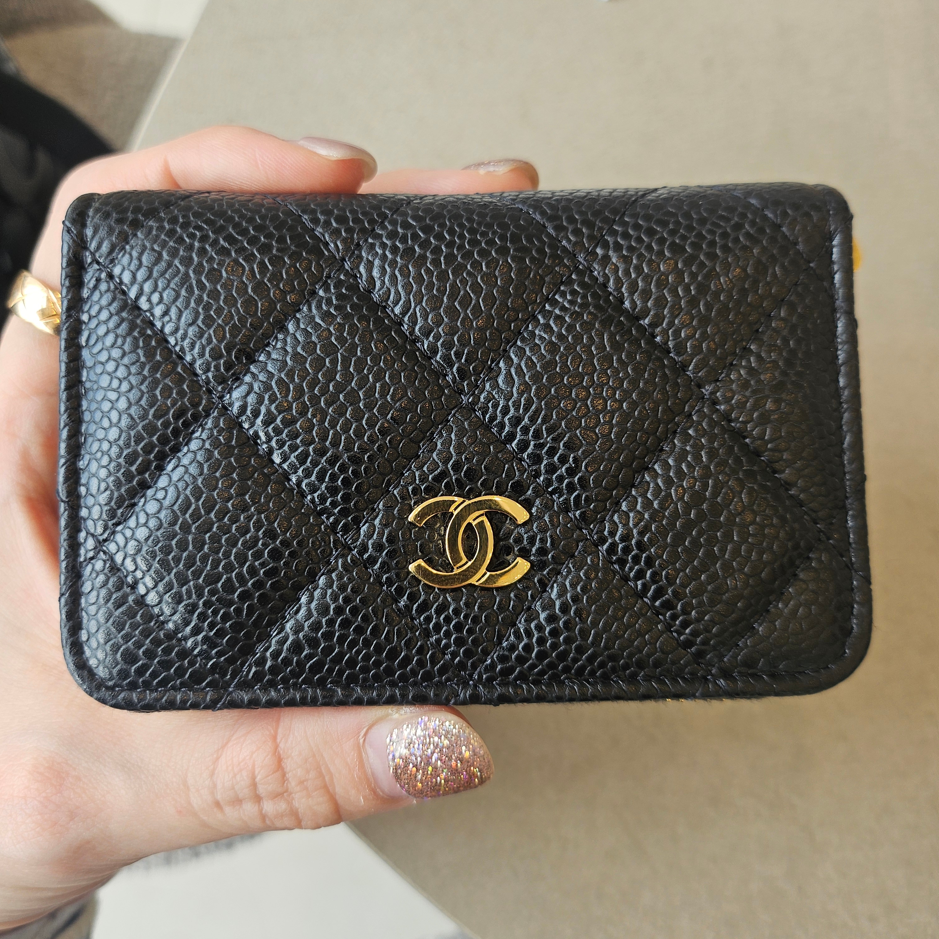 Chanel Classic Zipped Coin Purse Grained Calfskin & Gold Black 착용 스타일 - 2