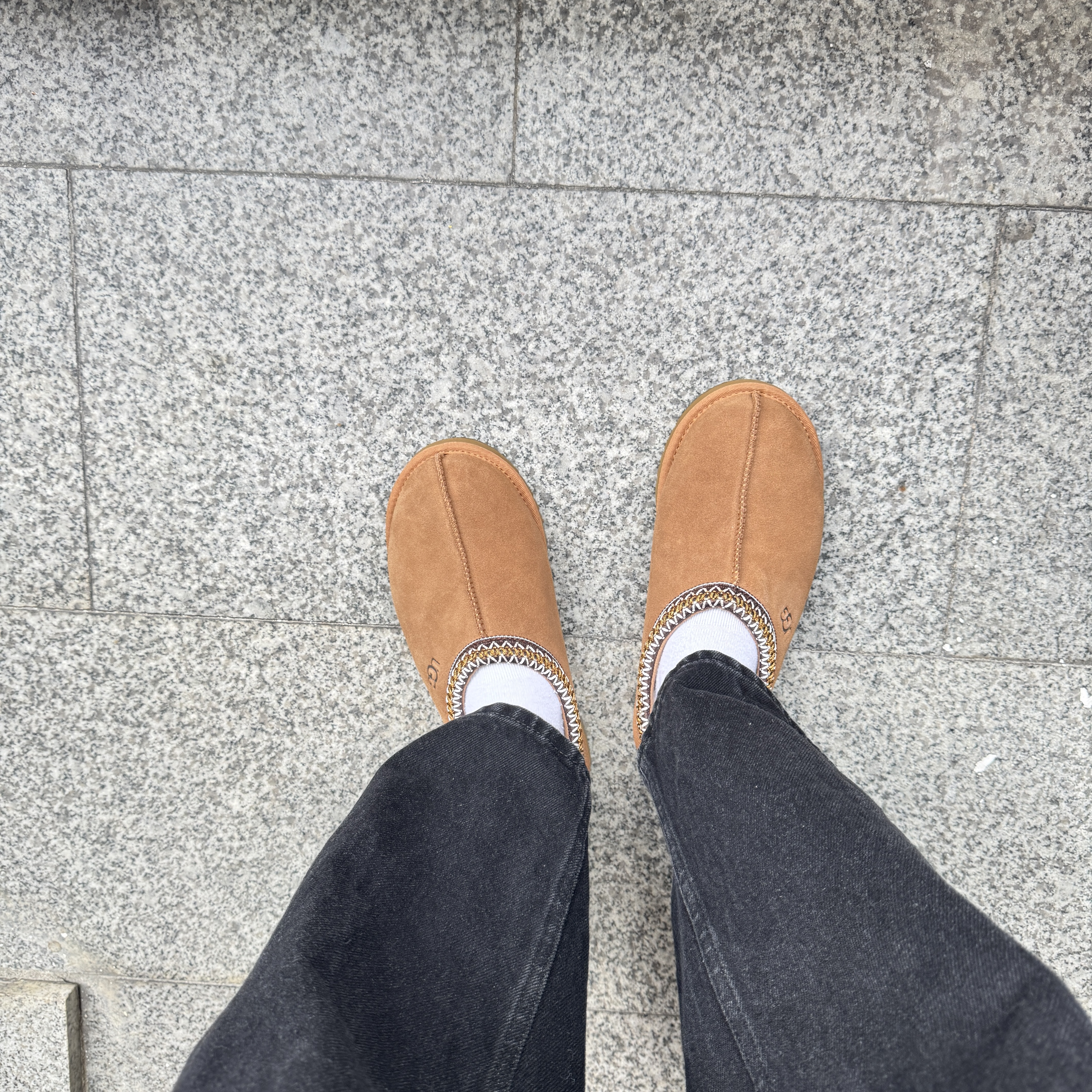 UGG Tasman Slipper Chestnut 착용 스타일 - 2