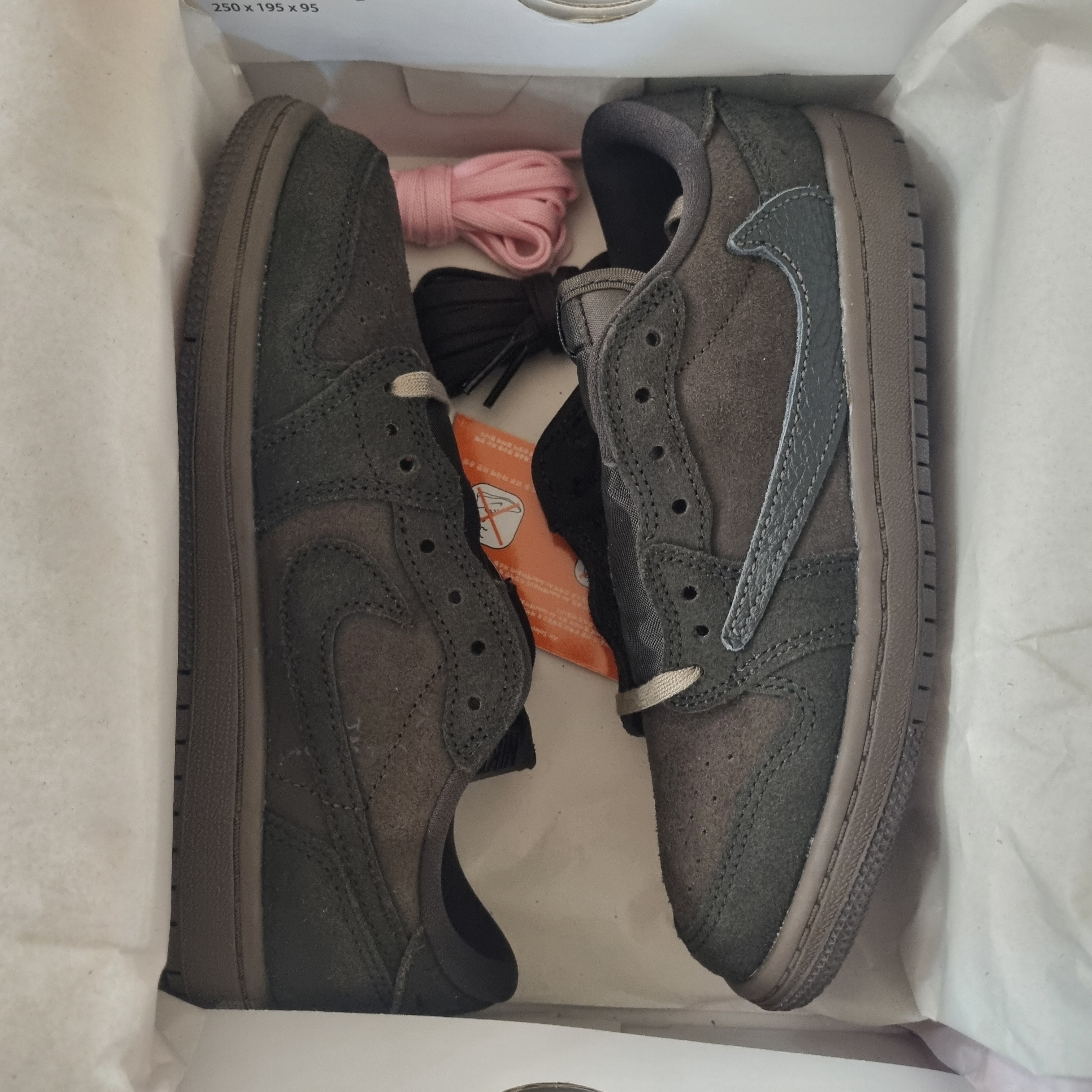 (PS) Jordan 1 x Travis Scott Retro Low OG SP Velvet Brown and Dark Mocha 착용 스타일