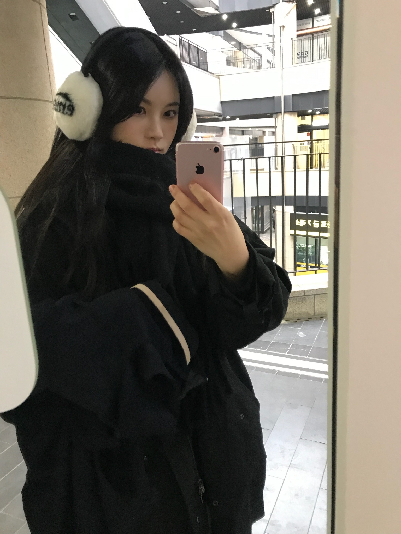 Emis Logo Jacquard Ear Muff White 착용 스타일