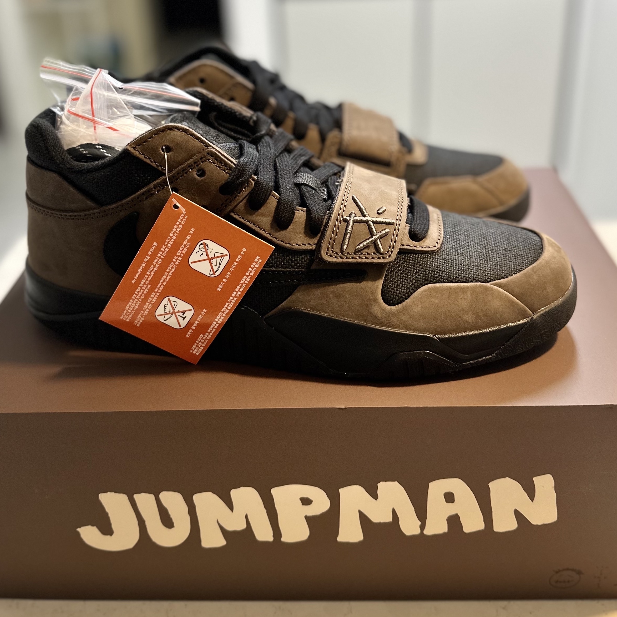 Jordan x Travis Scott Jumpman Jack TR Black and Dark Mocha 착용 스타일 - 1