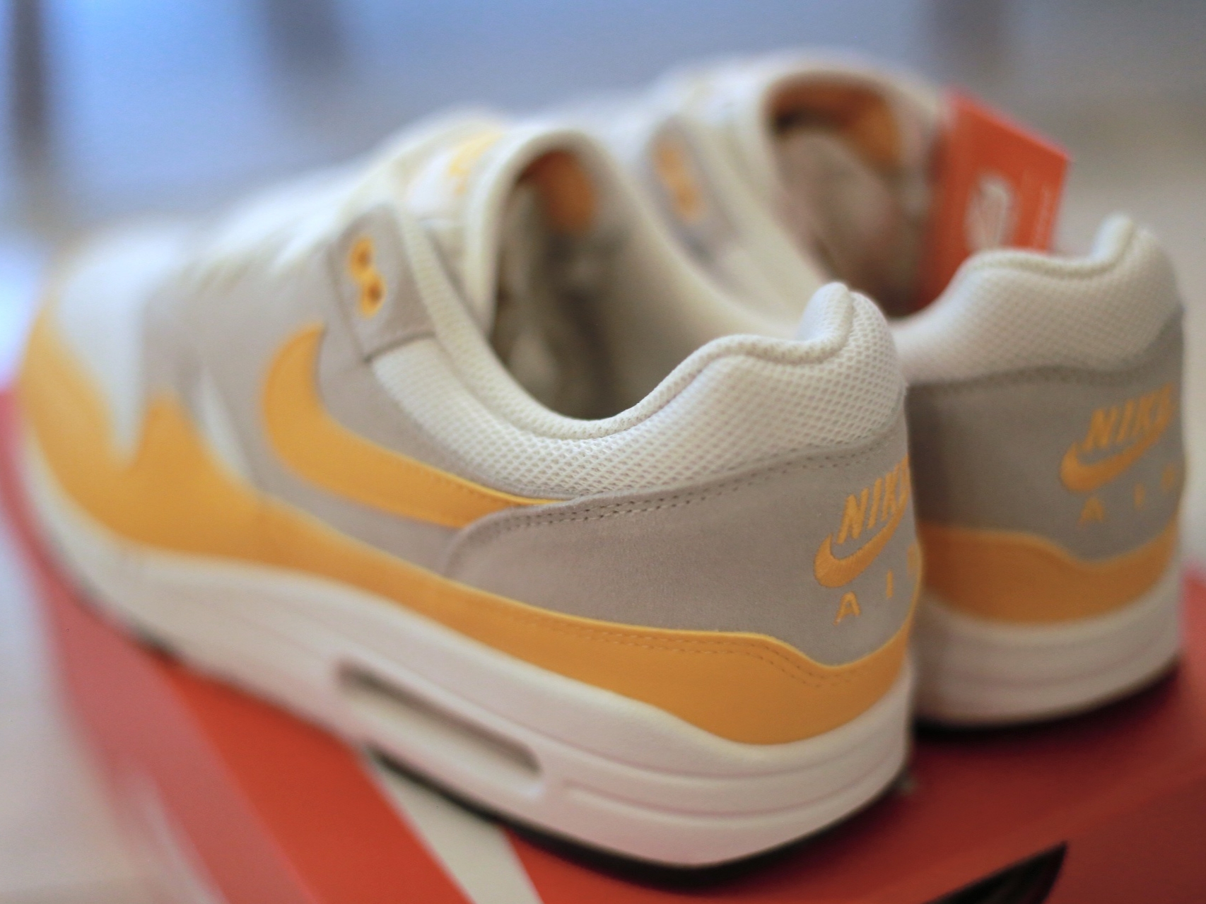 Nike Air Max 1 Essential White University Gold 착용 스타일 - 3