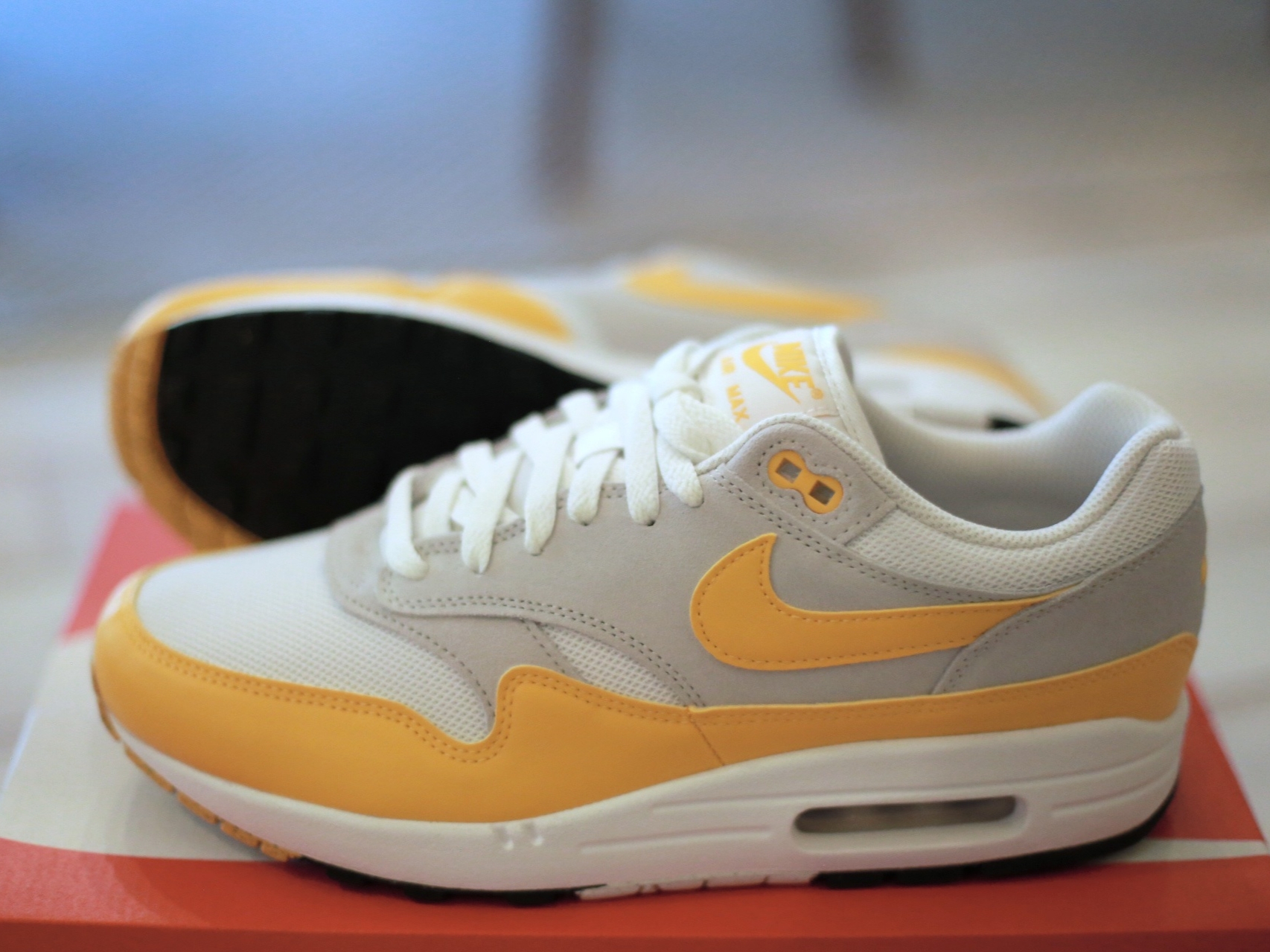 Nike Air Max 1 Essential White University Gold 착용 스타일 - 4